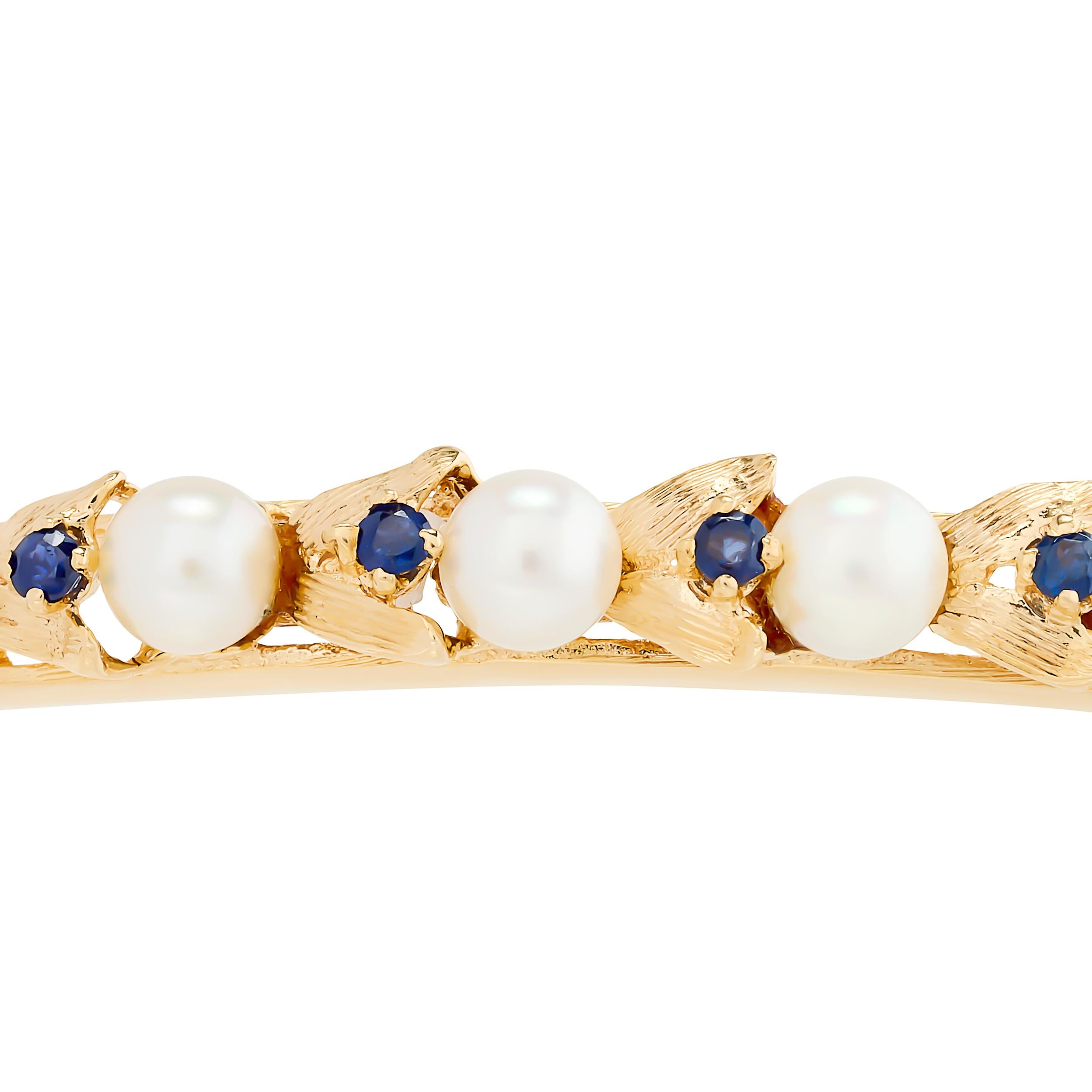Bracelet jonc alterné en or jaune 14 carats, perles et saphirs Bon état - En vente à Philadelphia, PA
