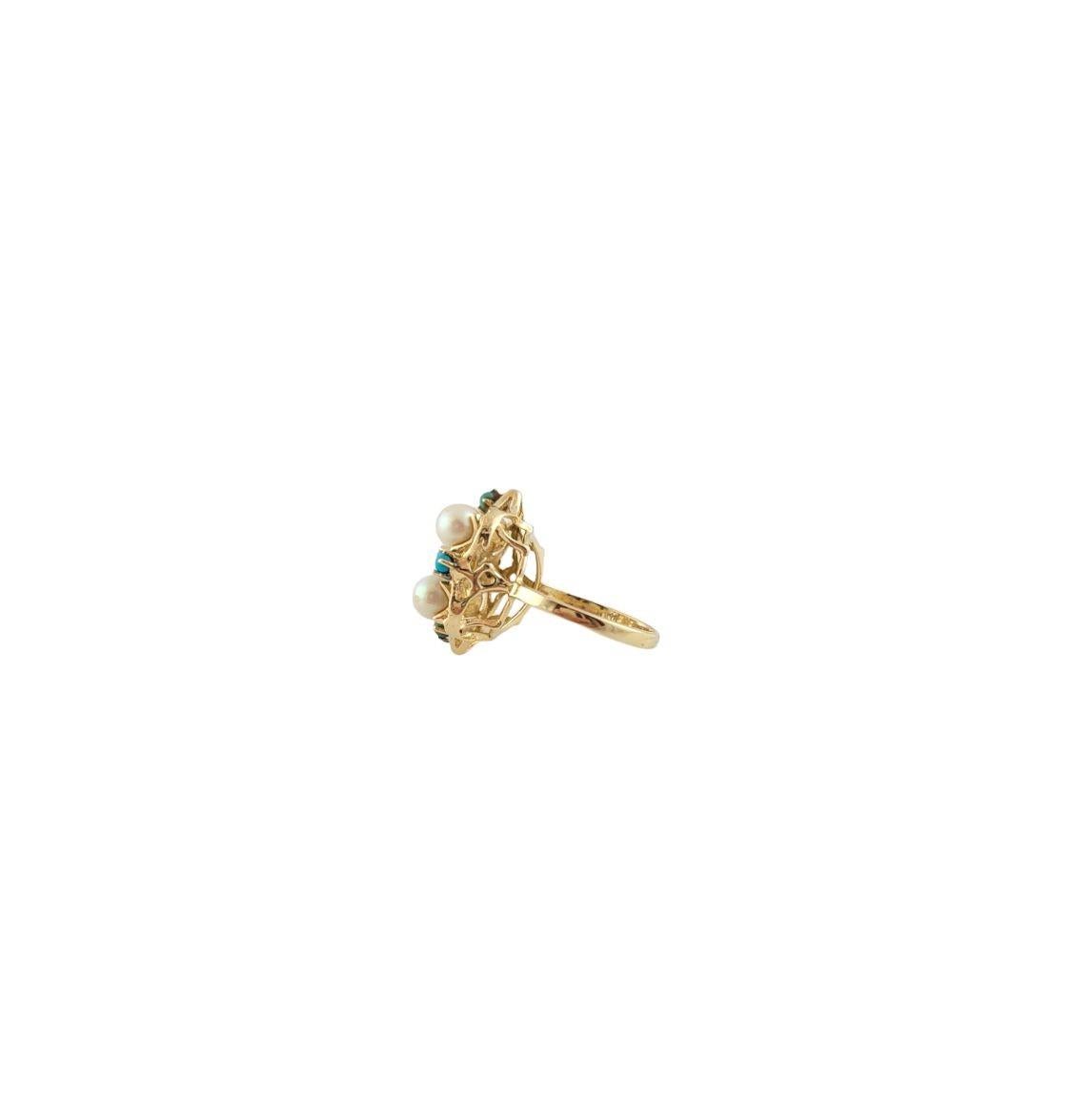 Dieser atemberaubende Ring besteht aus vier runden Perlen (je 5 mm) und fünf runden Türkissteinen, die in wunderschön detailliertes 14-karätiges Gelbgold gefasst sind.

Breite: 21 mm.  Schaft: 2 mm.

Ringgröße:  7.25

Gewicht:  5.4 gr./  3,4
