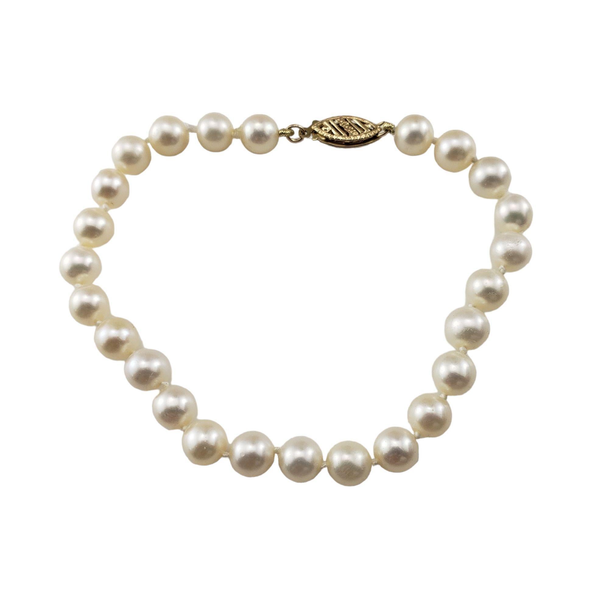  14 Karat Gelbgold Perlenarmband-

Dieses elegante Armband besteht aus 25 runden weißen Perlen (je 6 mm), die mit einem Verschluss aus 14 Karat Gelbgold versehen sind.

Größe: 6,75 Zoll

Gewicht: 5,4 dwt. / 8,5 gr.

Gestempelt: 14K RTI

Sehr guter