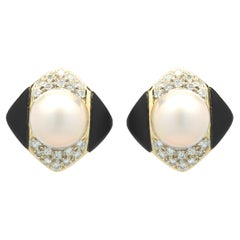 Ohrringe aus 18 Karat Gelbgold mit Perlen, Diamanten und schwarzem Onyx