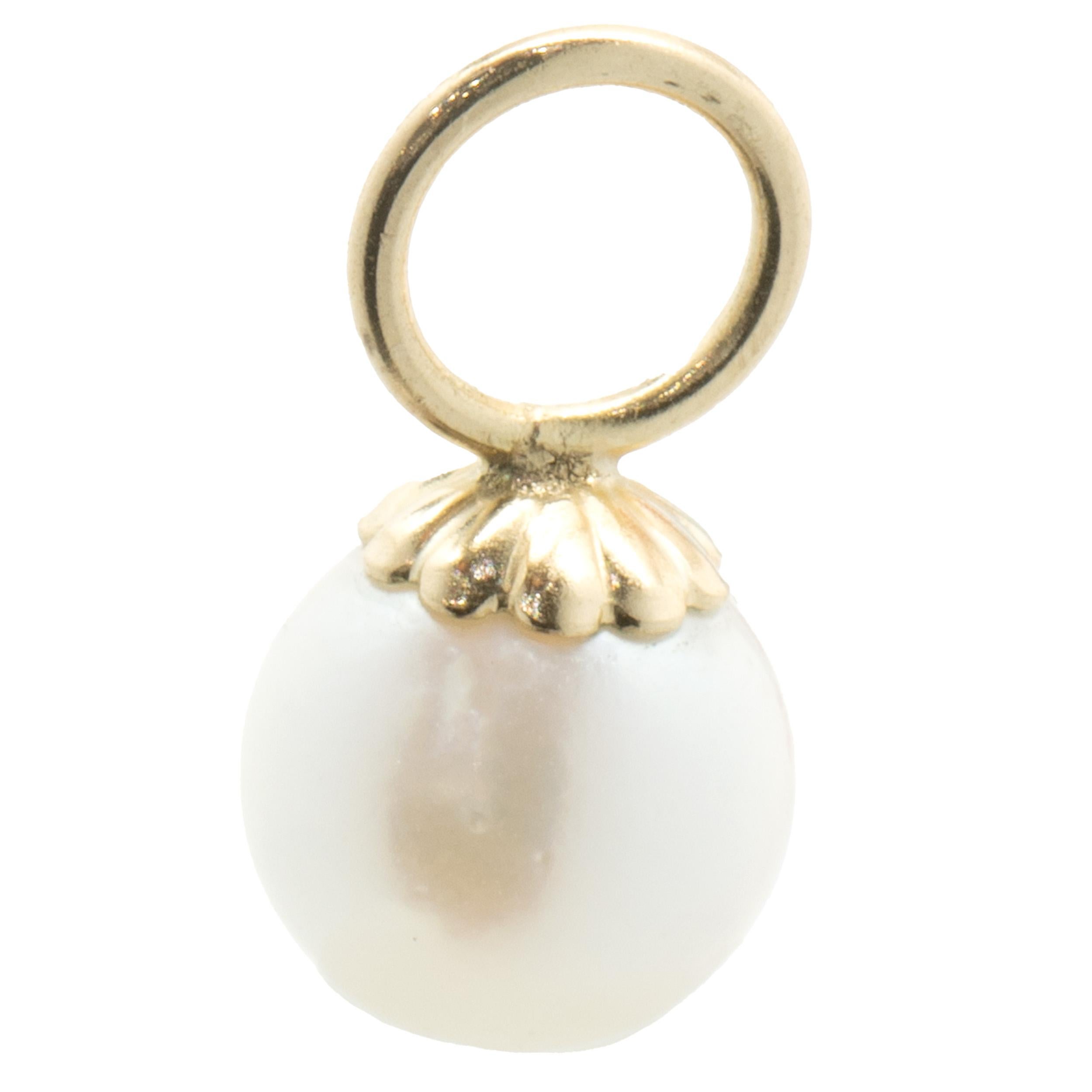 Taille ronde Boucles d'oreilles perles en or jaune 14 carats Charms en vente
