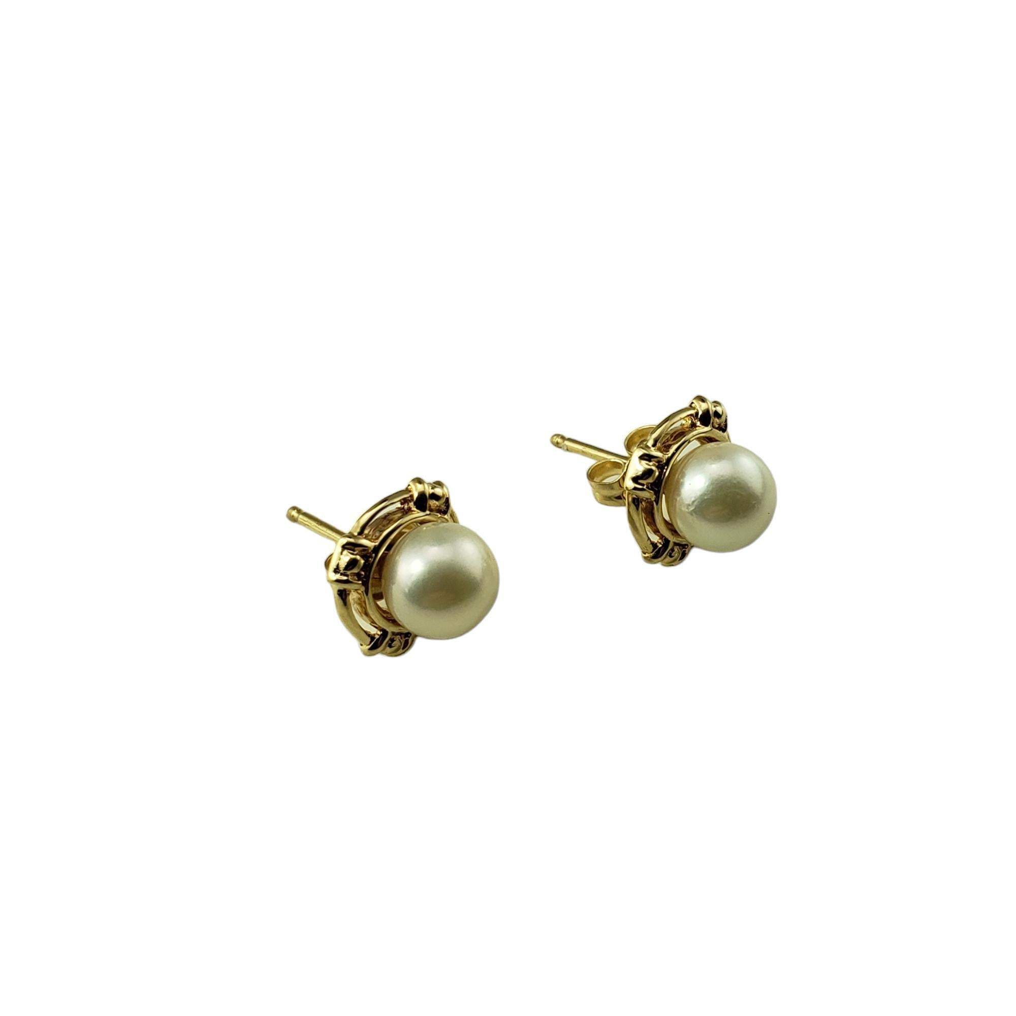 Vintage 14 Karat Yellow Gold Pearl Earrings-

These lovely earrings each features one cultured pearl (7 mm) set in classic 14K yellow gold.  Push back closures.

Size: 10 mm

Stamped: 14K

Weight: 3.2 gr./ 2.1 dwt.

Very good condition,