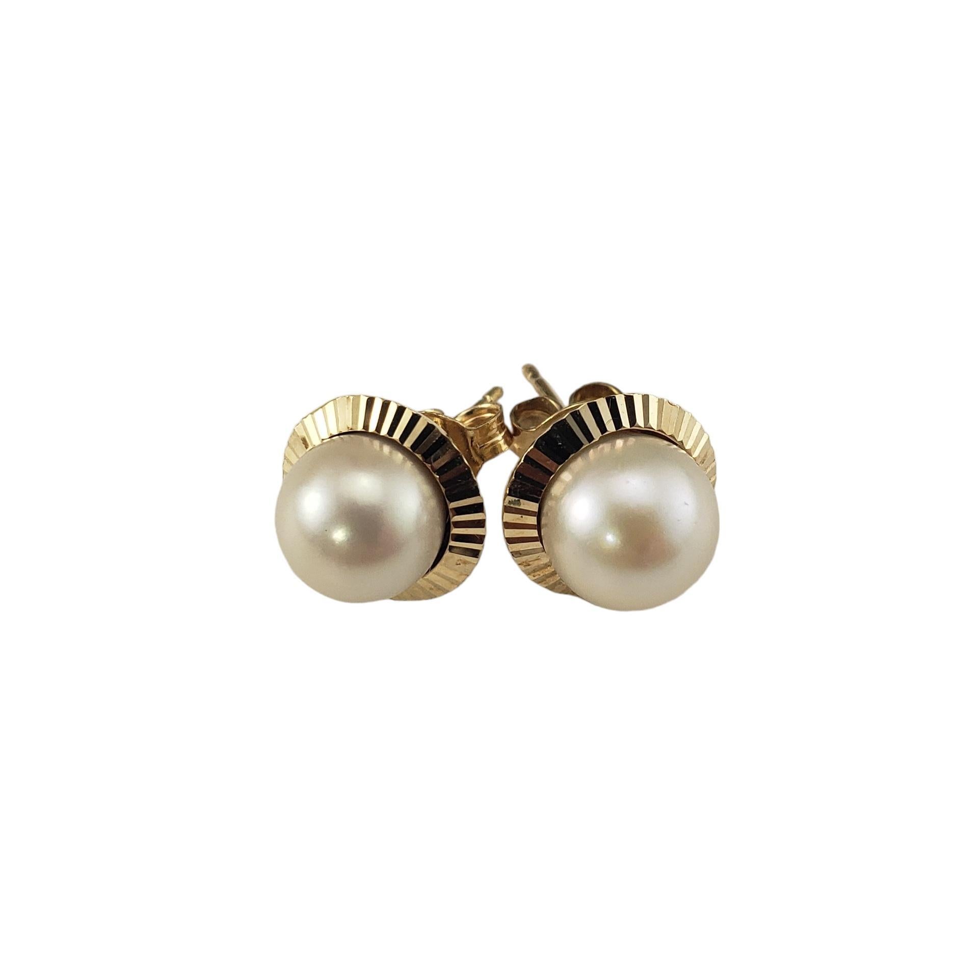 Vintage 14 Karat Yellow Gold Pearl Earrings

These elegant stud earrings each feature one round white pearl (7 mm) set in beautifully detailed 14K yellow gold. 

 Push back closures.

Size: 10 mm

Stamped: 14K

Weight: 1.3 dwt./ 1.9 gr.

Very good