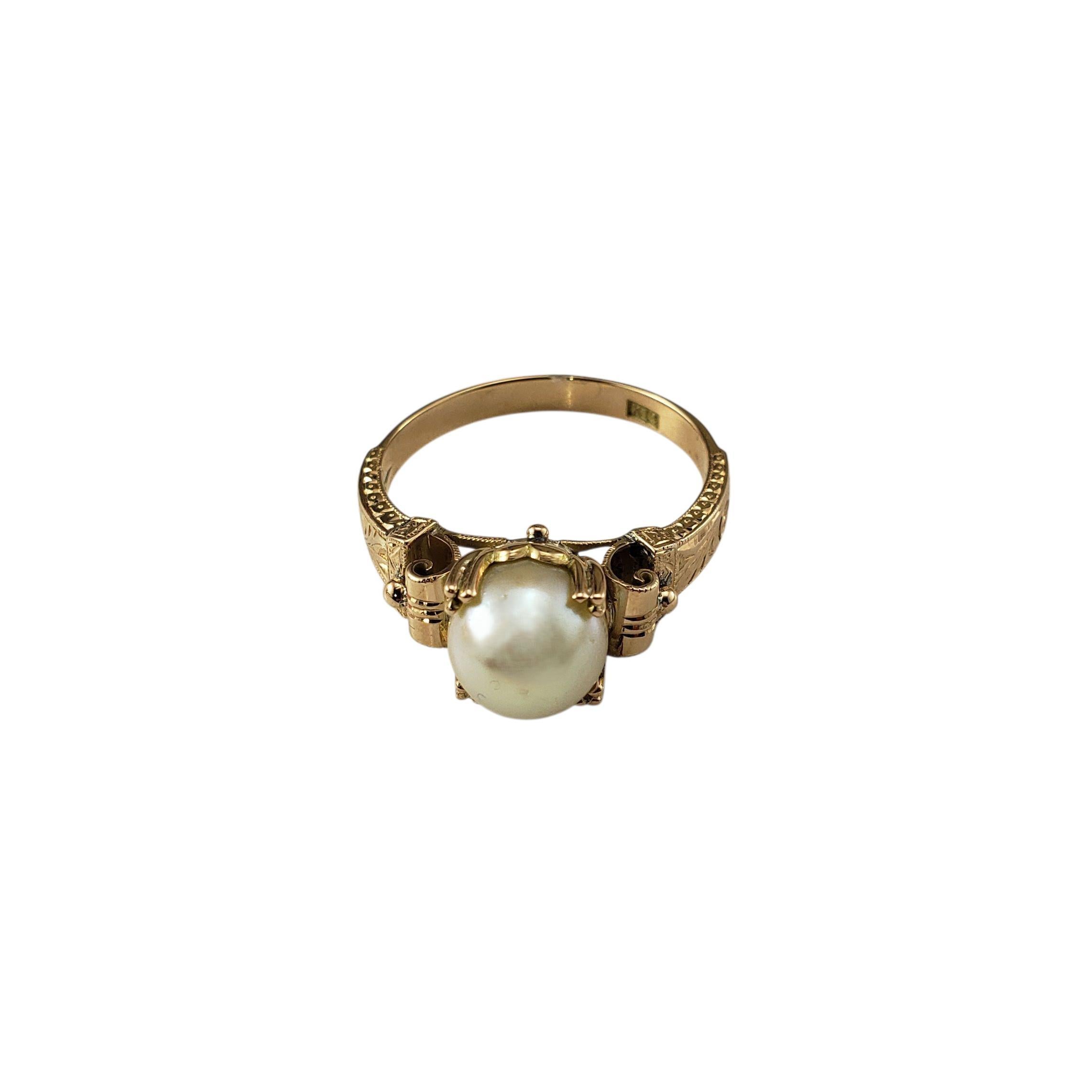Anillo de perlas de oro amarillo de 14 quilates talla 7.75

Un diseño atemporal en cálido oro amarillo de 14 quilates, este precioso anillo presenta una luminosa perla cultivada redonda (8 mm) engastada en el centro. La perla está abrazada por