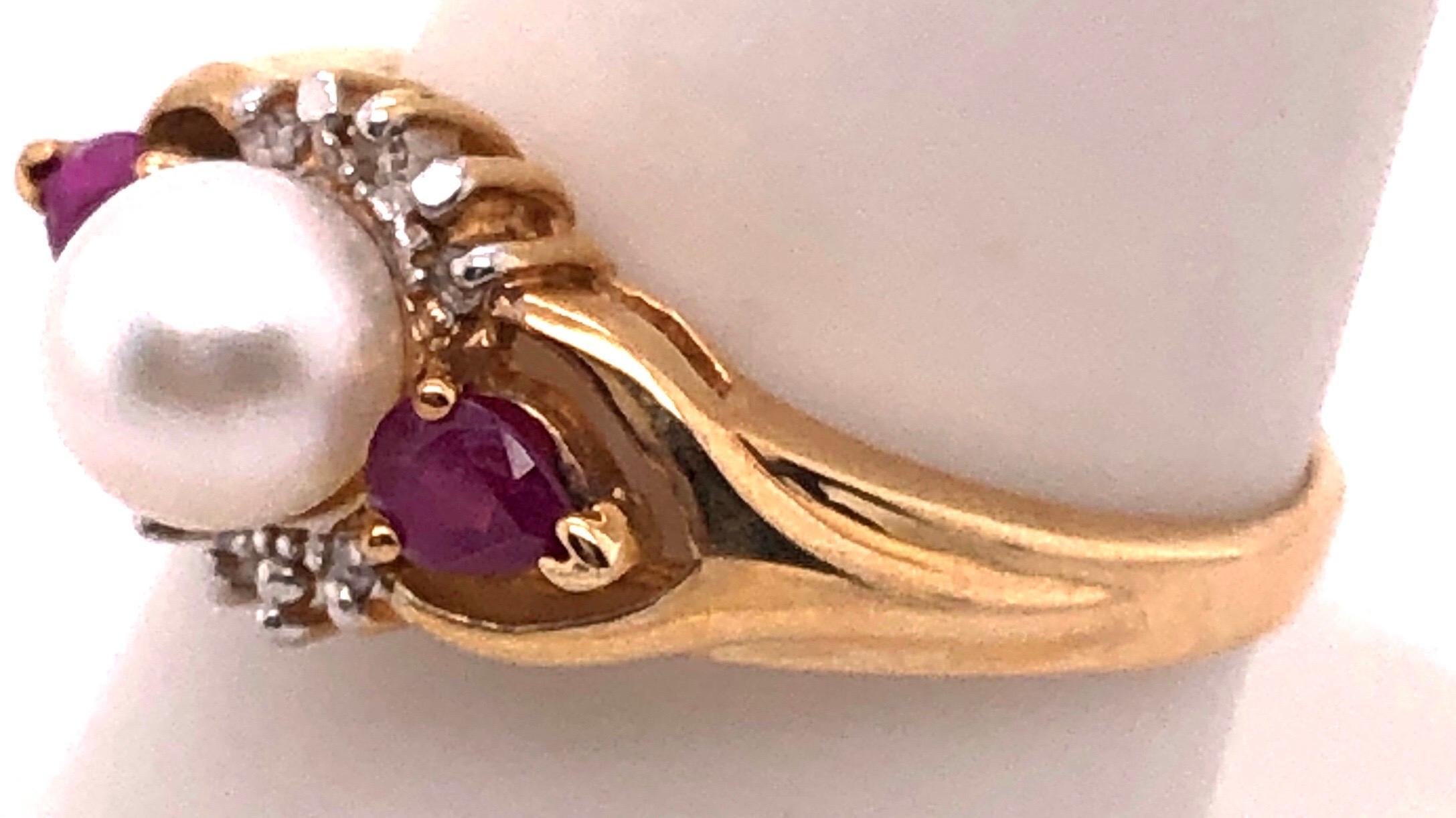 14 Karat Yellow Gold Pearl Solitaire Ring with Ruby and Diamond Accents In Good Condition For Sale In Stamford, CT