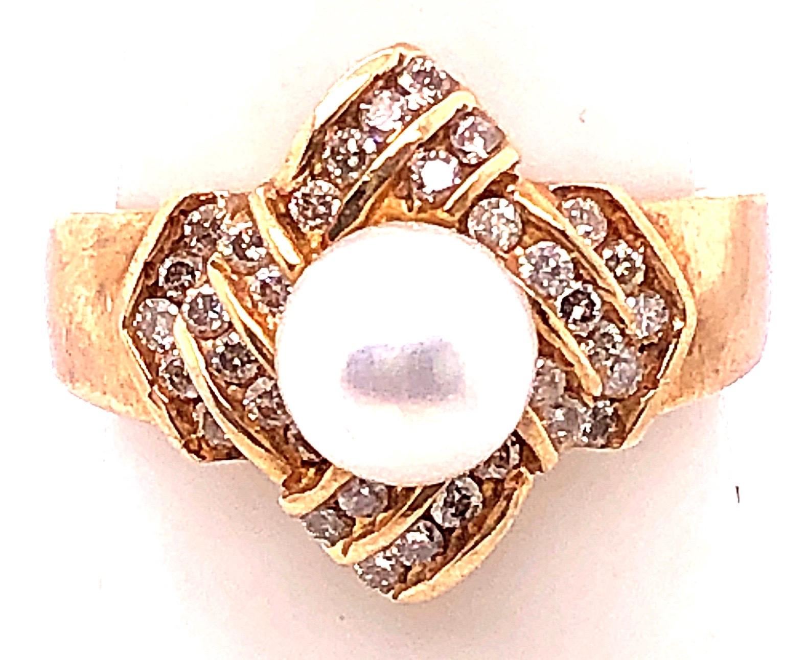Taille ronde Bague solitaire en or jaune 14 carats avec perles et diamants en vente