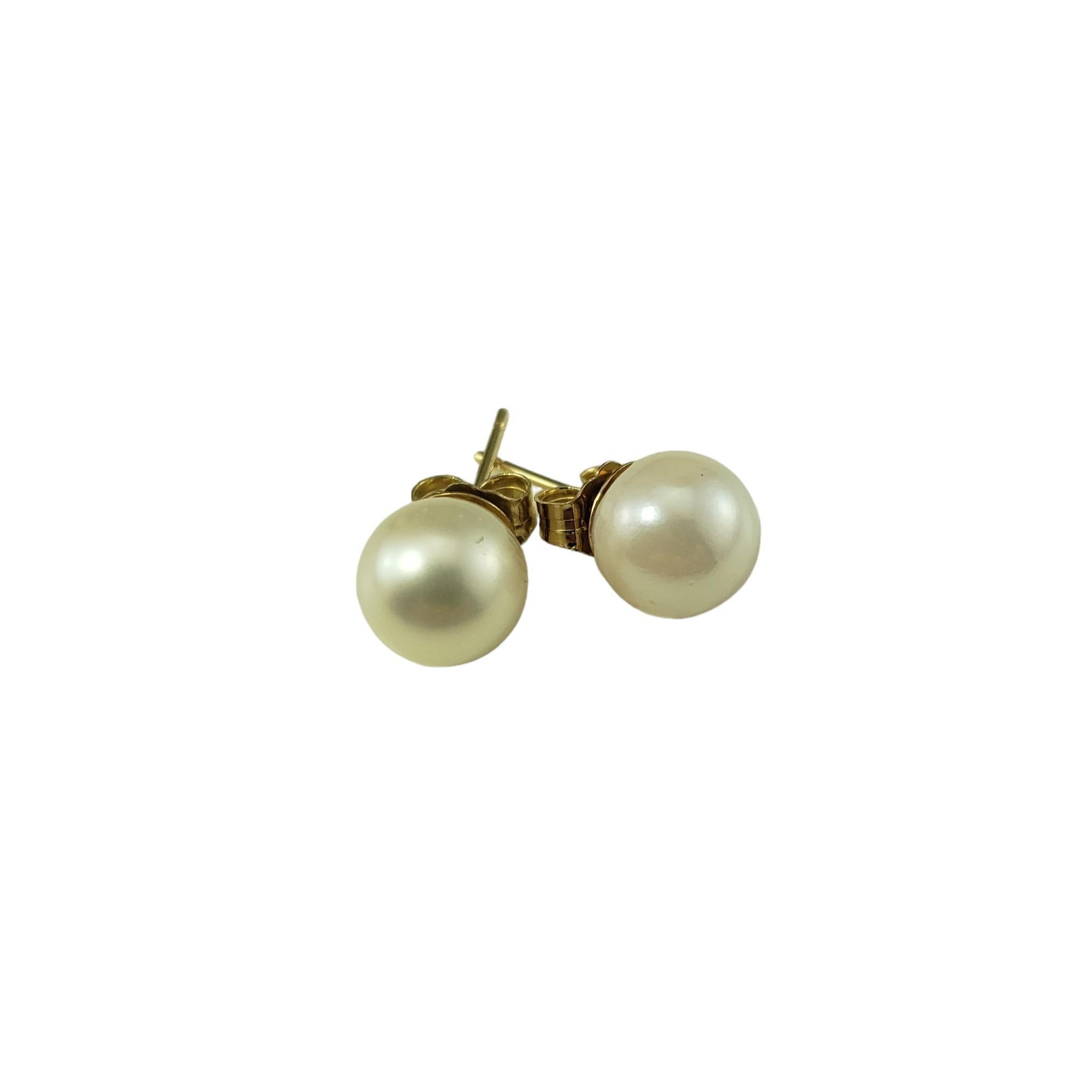Vintage 14K Yellow Gold Pearl Stud Earrings-

These elegant stud earrings each feature one cultured pearl (7.5 mm) set in classic 14K yellow gold.  Push back closures.

Size: 7.5 mm

Stamped: 14K

Weight: 0.8 dwt. / 1.3 gr.

Very good condition,