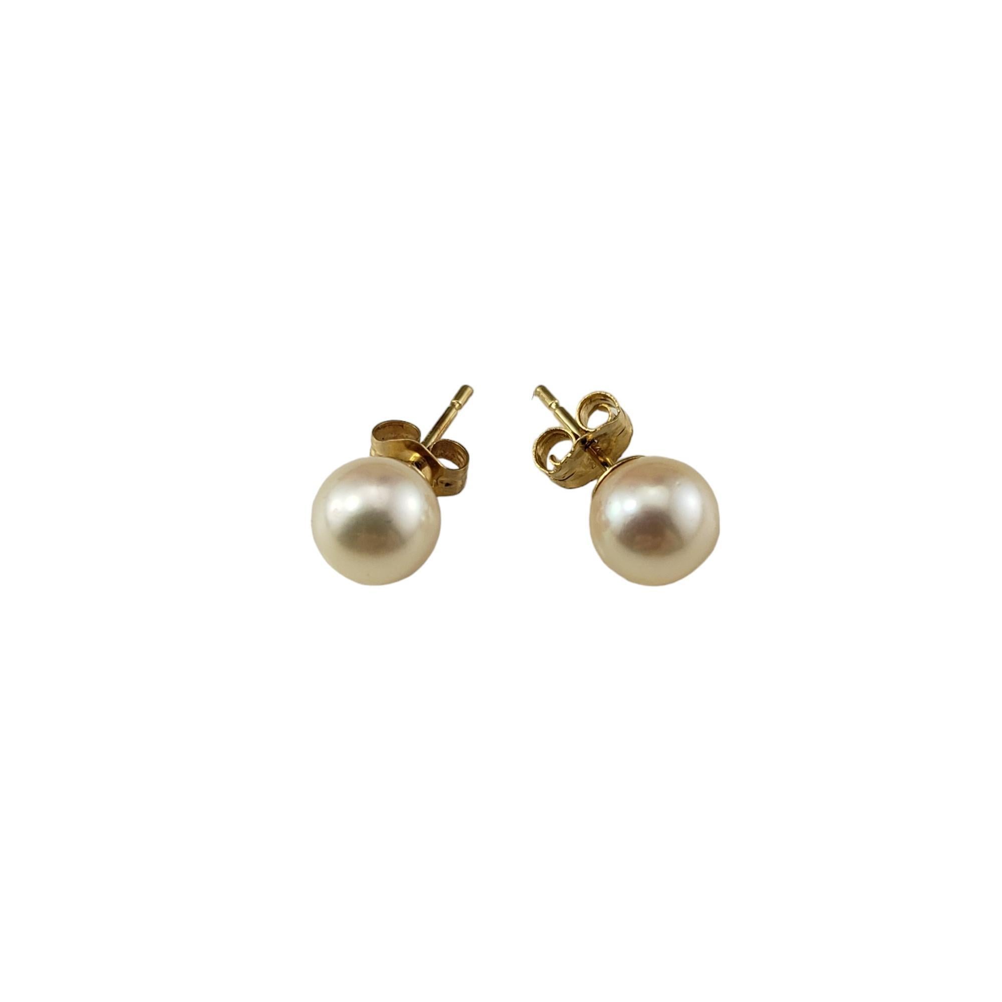 Vintage 14K Yellow Gold Pearl Stud Earrings-

These elegant stud earrings each features one cultured pearl (7 mm) set in classic 14K yellow gold.  Push back closures.

Size:  7 mm

Stamped: 14K

Weight: 0.8 dwt. / 1.3 gr.

Very good condition,