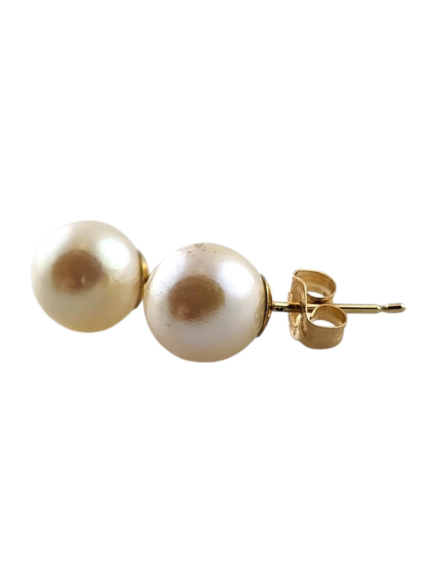 14 Karat Yellow Gold Pearl Stud Earrings

This beautiful set of studs features two gorgeous pearls set in 14K yellow gold posts!

Size: 7.8mm X 7.4mm X 7.4mm

Pearl approx. 7.5mm

16.6mm with post

Weight: 0.93 dwt/ 1.46 g

Hallmark: TIC 14K

Very