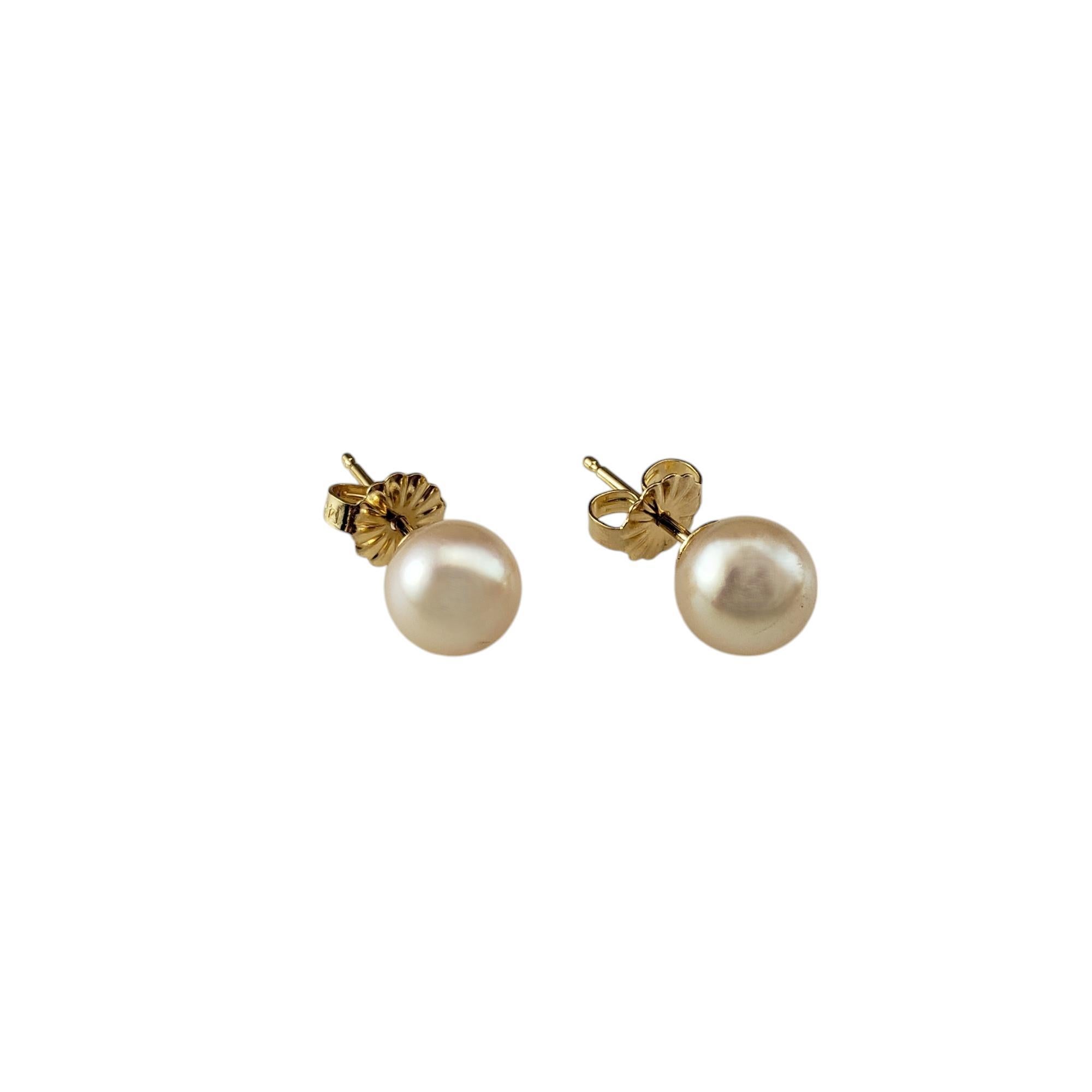 14 Karat Yellow Gold Pearl Stud Earrings

These timeless stud earrings each feature one round white pearl (7 mm) set in classic 14K yellow gold. Push back closures.

Size: 7 mm

Weight: .9 dwt./ 1.4 gr.

Stamped: 14K

Very good condition,