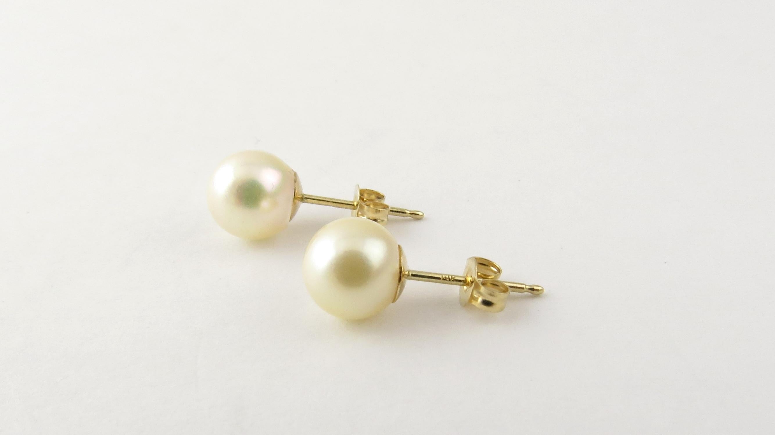 Vintage 14 Karat Yellow Gold Pearl Stud Earrings

These elegant stud earrings each features one 6 mm white pearl set in classic 14K yellow gold. Push back closures.

One pearl shows some imperfection as shown in last picture.

Size: 6 mm

Weight: