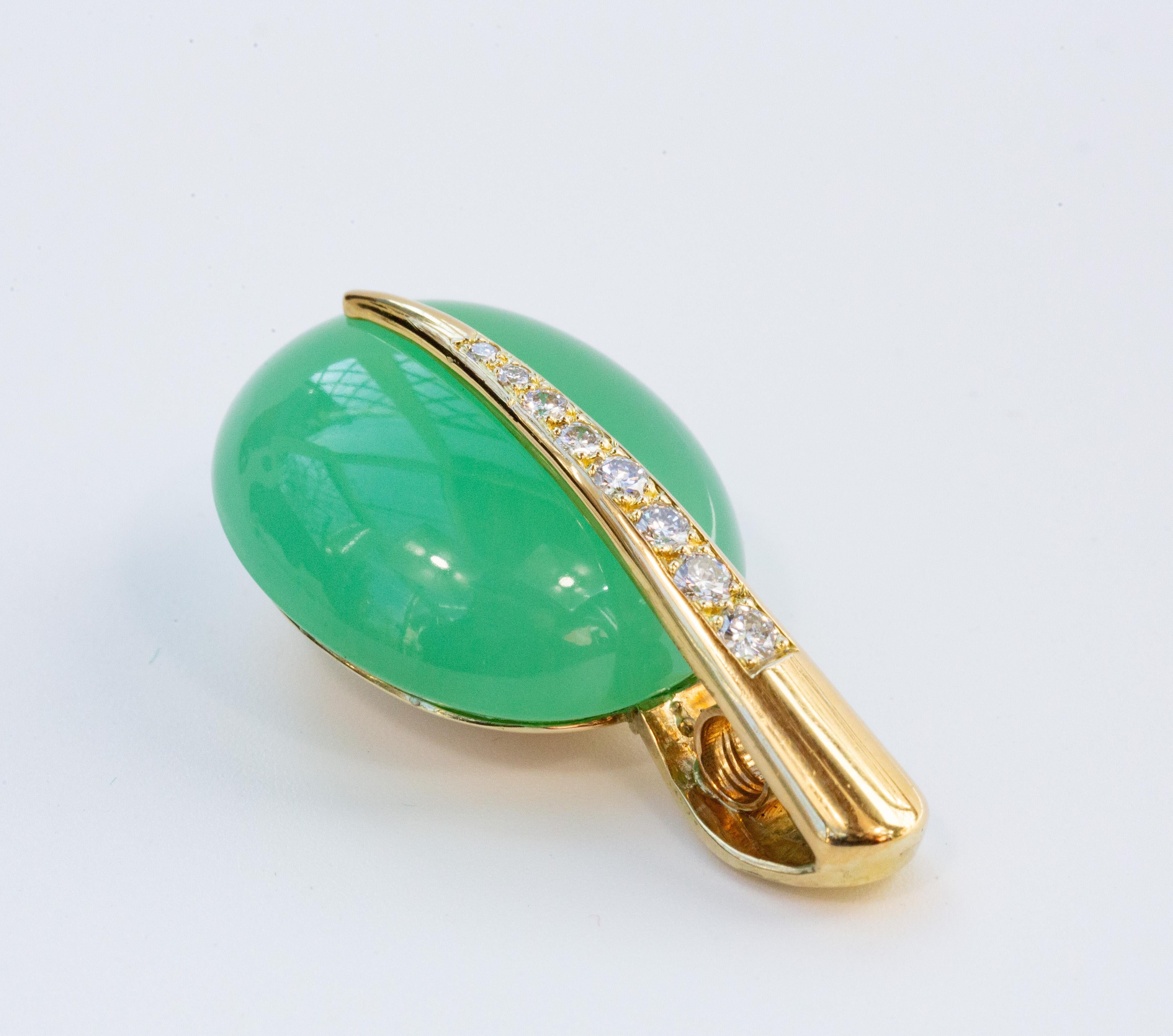 Pendentif vintage en or jaune 14 carats serti d'un cabochon de chrysophrase et d'une ligne de diamants taillés en brillant.  Le pendentif est marqué 585, ce qui signifie qu'il contient de l'or 14 carats. En outre, il a été testé comme de l'or 14