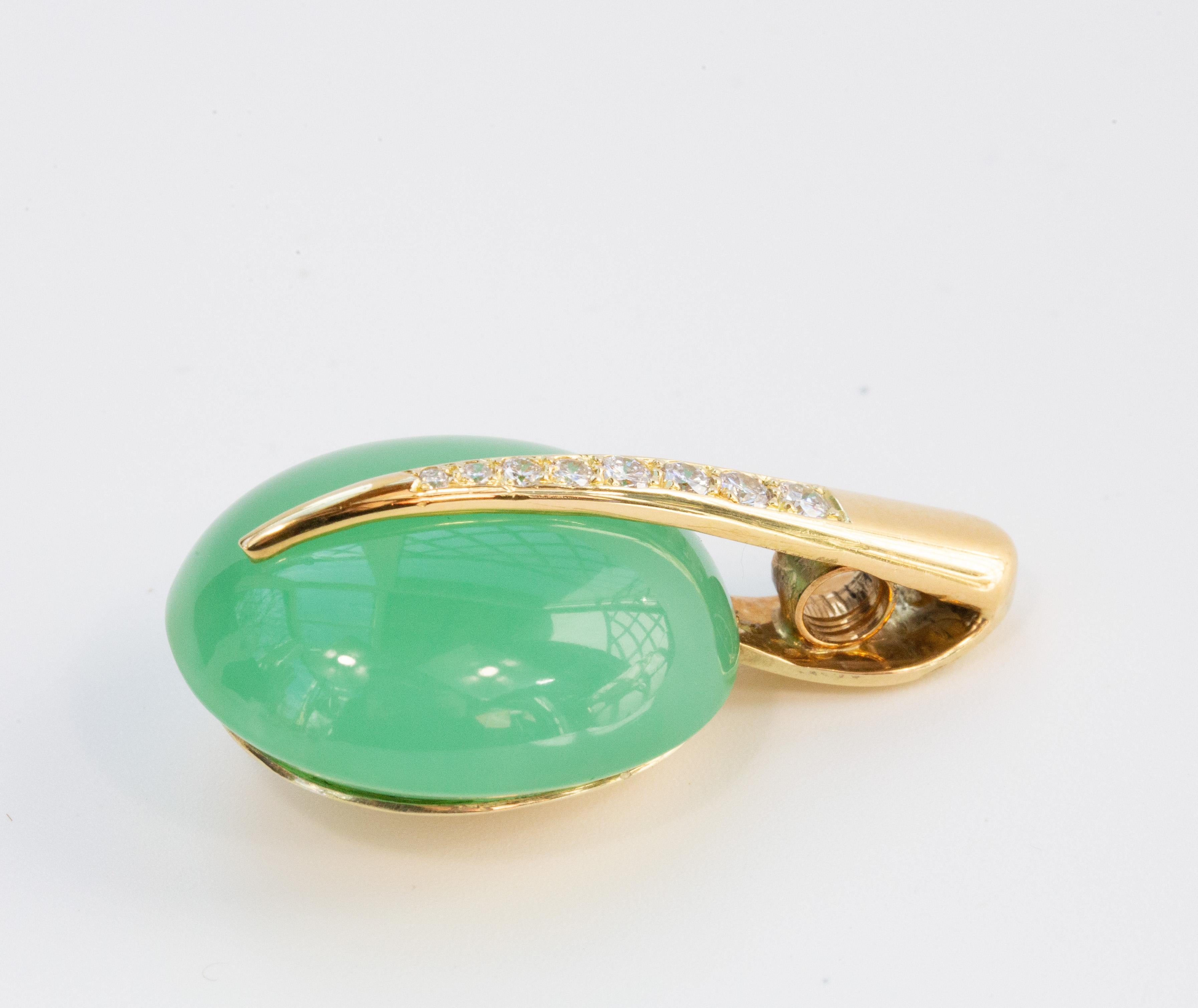 Taille cabochon Pendentif en or jaune 14 carats avec chrysophrase et diamants en vente