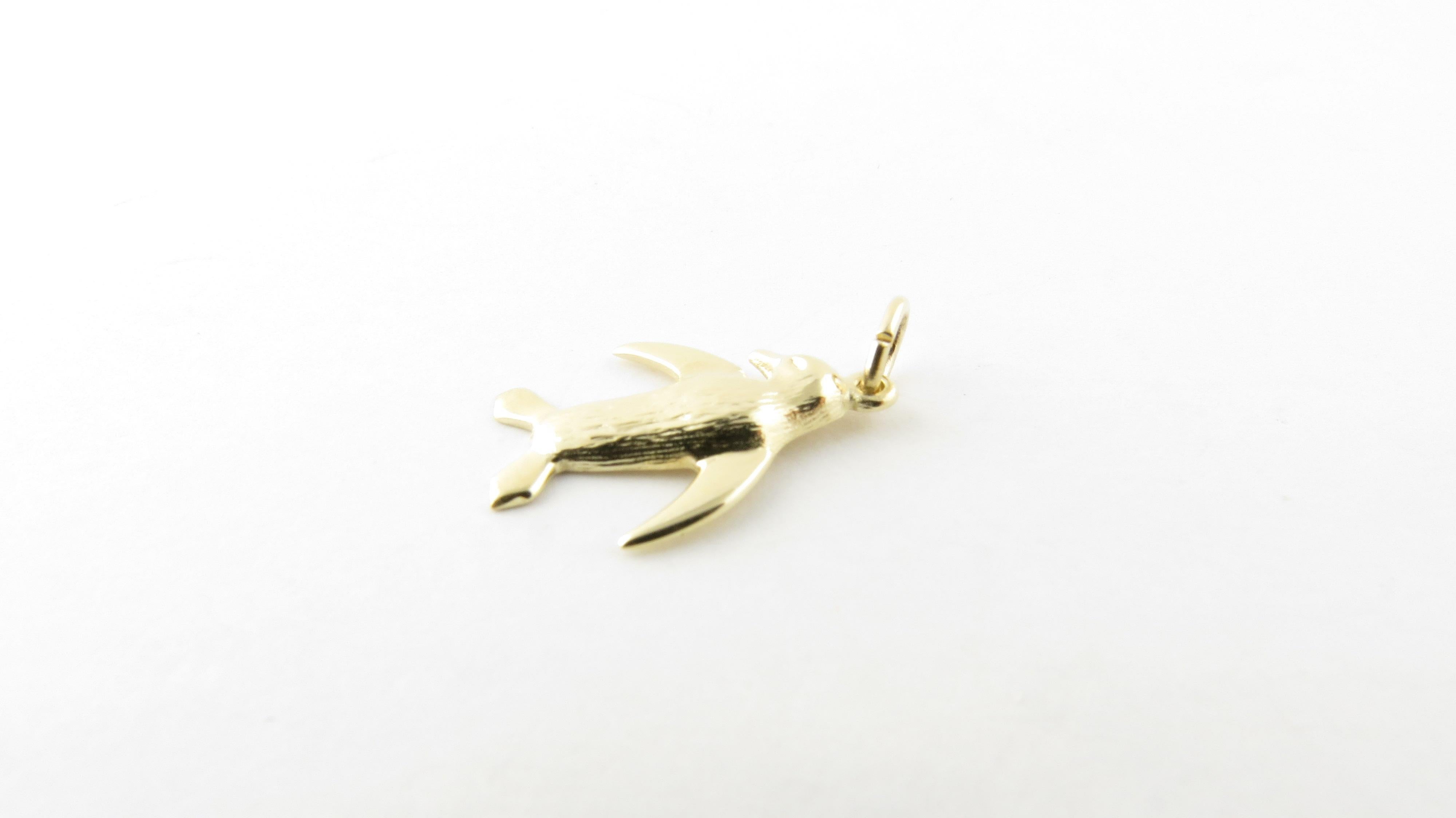 14 Karat Yellow Gold Penguin Charm-

Take a trip to the North Pole!

This lovely charm features a miniature penguin meticulously detailed in 14K yellow gold.

Size:    20 mm x 14 mm (actual charm)

Weight:  1.0 dwt. /  1.7 gr. 

Stamped: