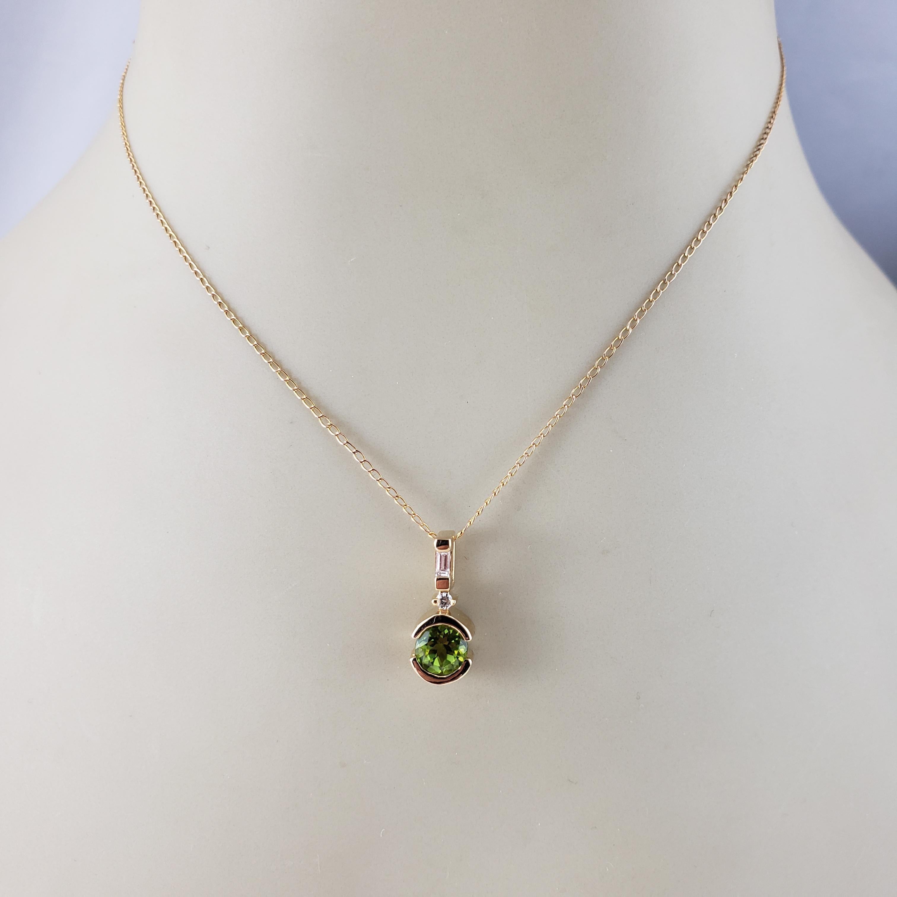 Pendentif en or jaune 14 carats avec péridot et diamant

Cet élégant pendentif en or jaune 14 carats est orné d'une superbe pierre précieuse péridot ronde sertie en son centre. La pierre d'un vert éclatant est complétée par un diamant baguette et un