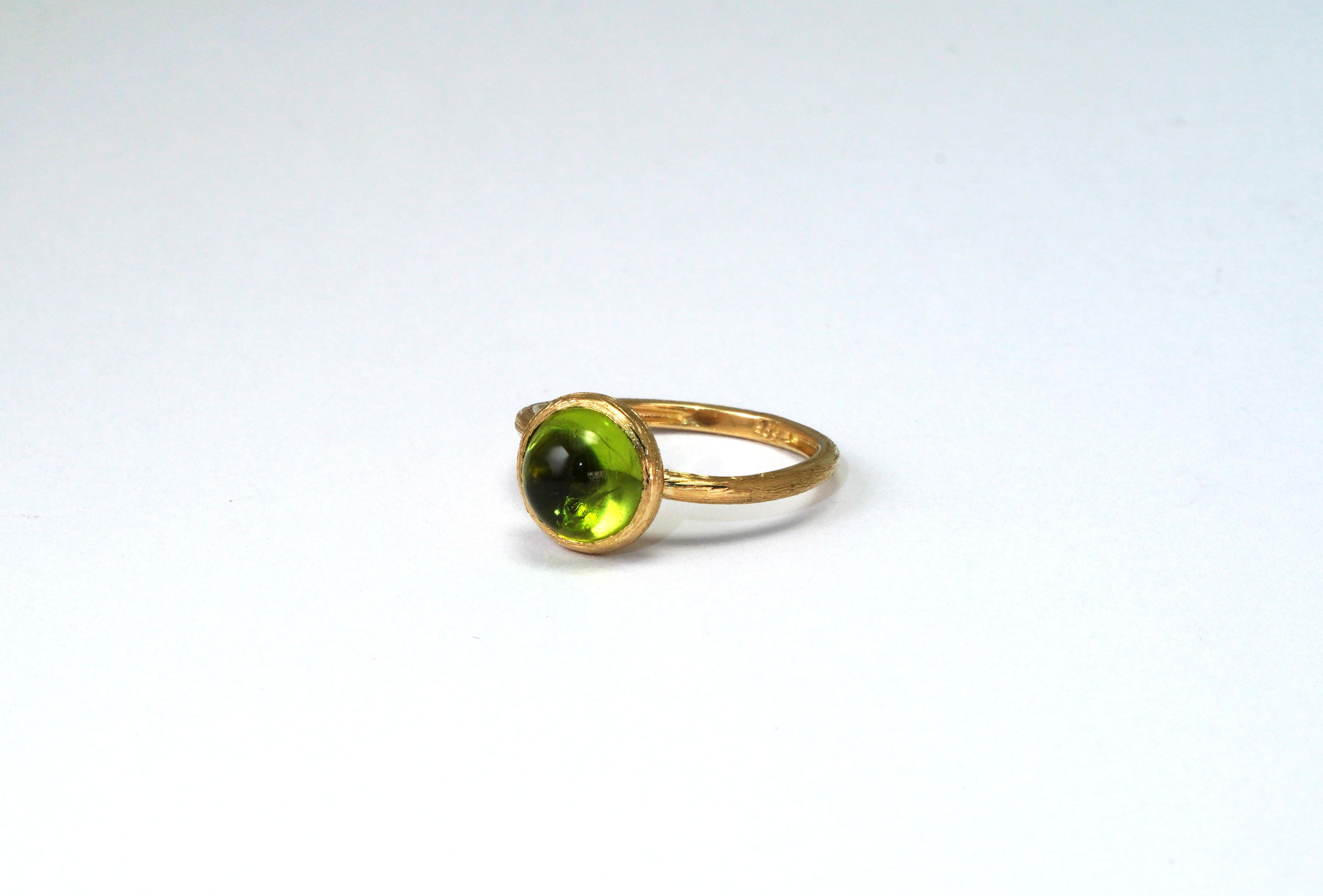 14 kt Yellow Gold ring with Peridot
Gold color: Yellow
Ring size: 6 3/4 US
Total weight: 2.85 grams

Set with:
- Peridot
Cut: Cabochon
Color: Green