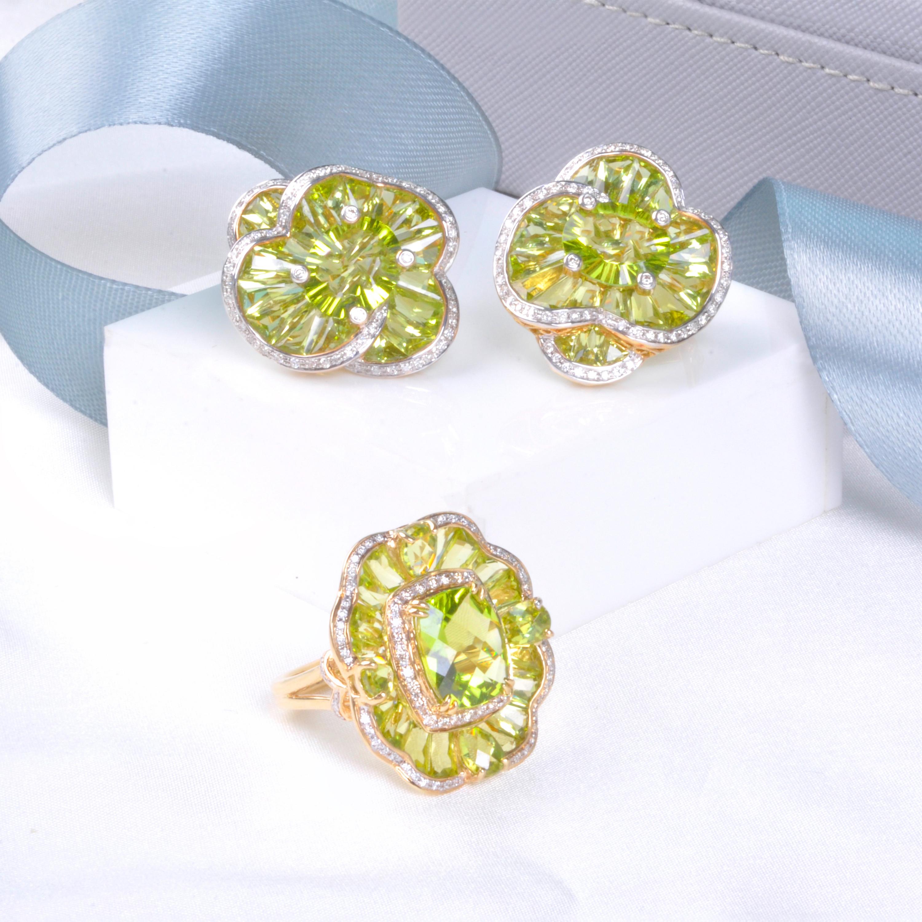 14 Karat Yellow Gold Peridot Special Cut Flower Contemporary Cocktail Ring For Sale 6
