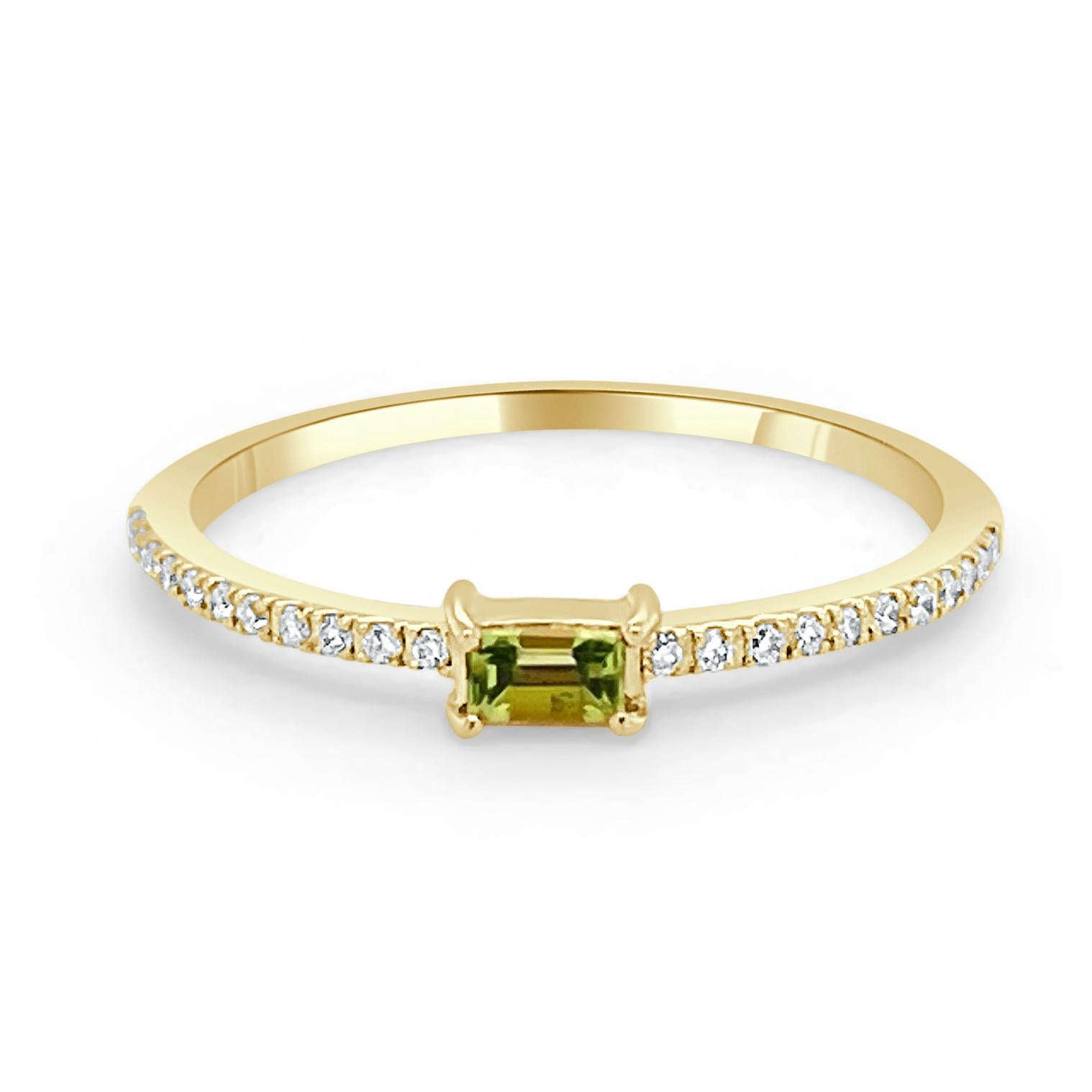 Charmantes und schwer fassbares Design - Dieser stapelbare Ring besteht aus einem 14-karätigen Goldband, einem baguettförmigen, wunderschönen Peridot von ca. 0,16 ct und runden Diamanten von ca. 0,09 ct. 
Maße für die Ringgröße: Die Fingergröße des