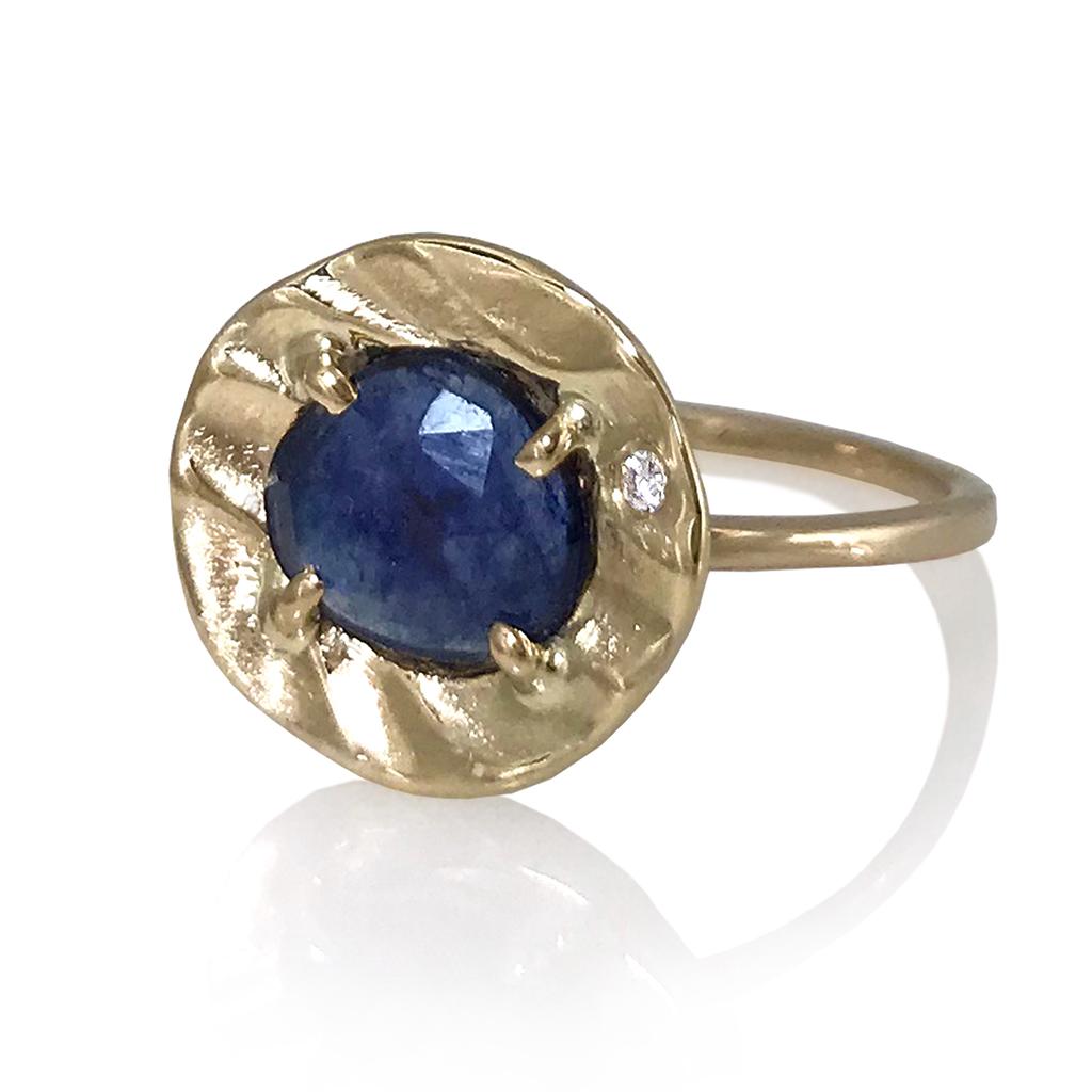 Contemporary 14 Karat Yellow Gold Petite Pebble Ring with Blue Sapphire from K.Mita For Sale