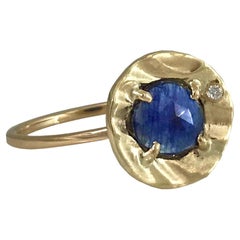 Anello Petite Pebble in oro giallo 14 carati con zaffiro blu di K.Mita