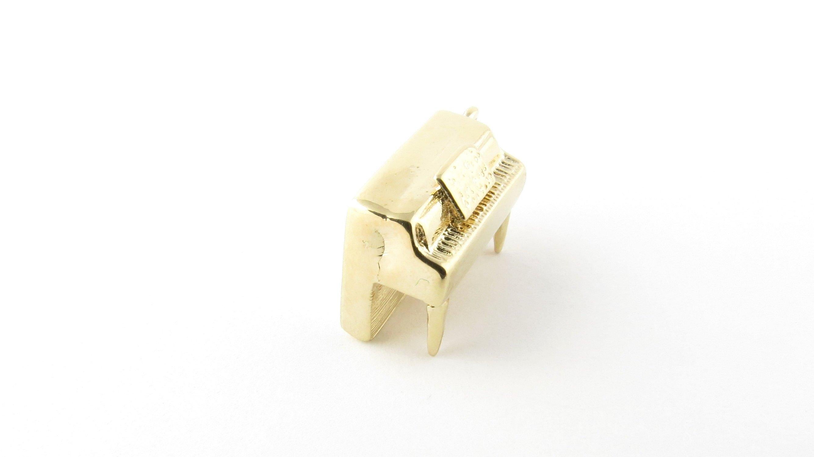 14 Karat Yellow Gold Piano Charm In Good Condition In Washington Depot, CT