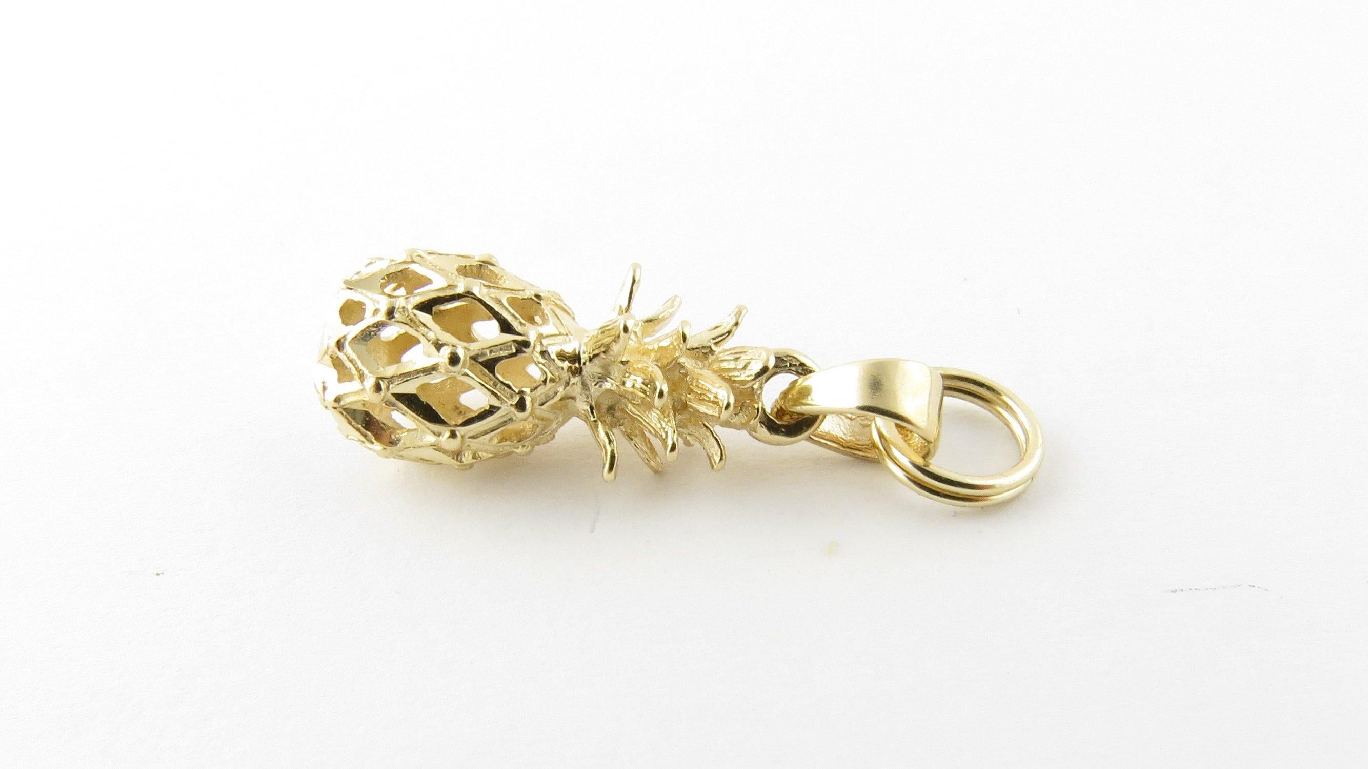 14 Karat Yellow Gold Pineapple Charm In Good Condition In Washington Depot, CT