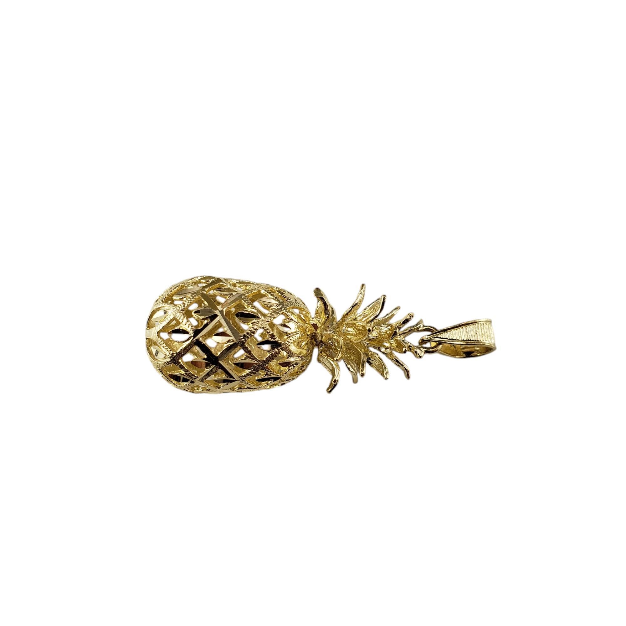 Breloque ananas en or jaune 14 carats-

L'ananas est un symbole d'amitié, d'hospitalité et de chaleur !

Cette charmante breloque en 3D est réalisée en or jaune 14 carats aux détails magnifiques.

Estampillé : 14K

Taille : 35 mm x 13 mm (sans la