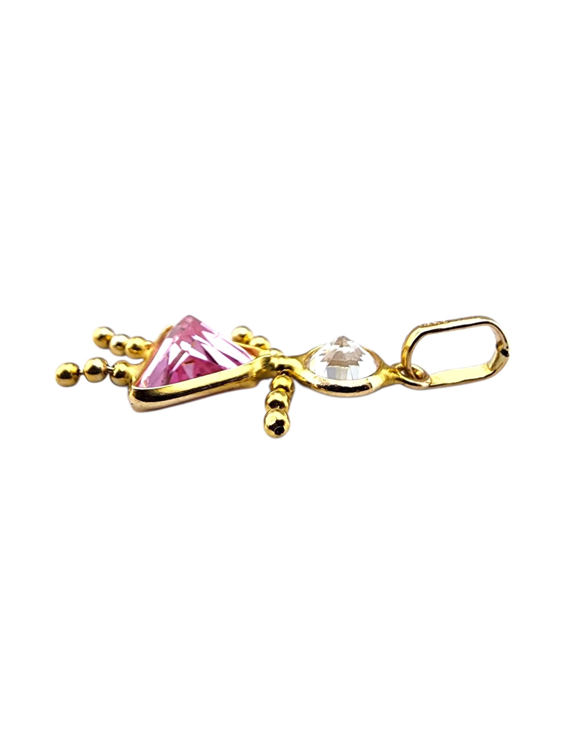 Pendentif pour fille en or jaune 14k avec pierre de naissance rose

Ce pendentif pour fille en or jaune 14 carats avec pierre de naissance rose brille d'un charme sentimental, une pièce sincère qui célèbre l'amour, la famille et l'élégance