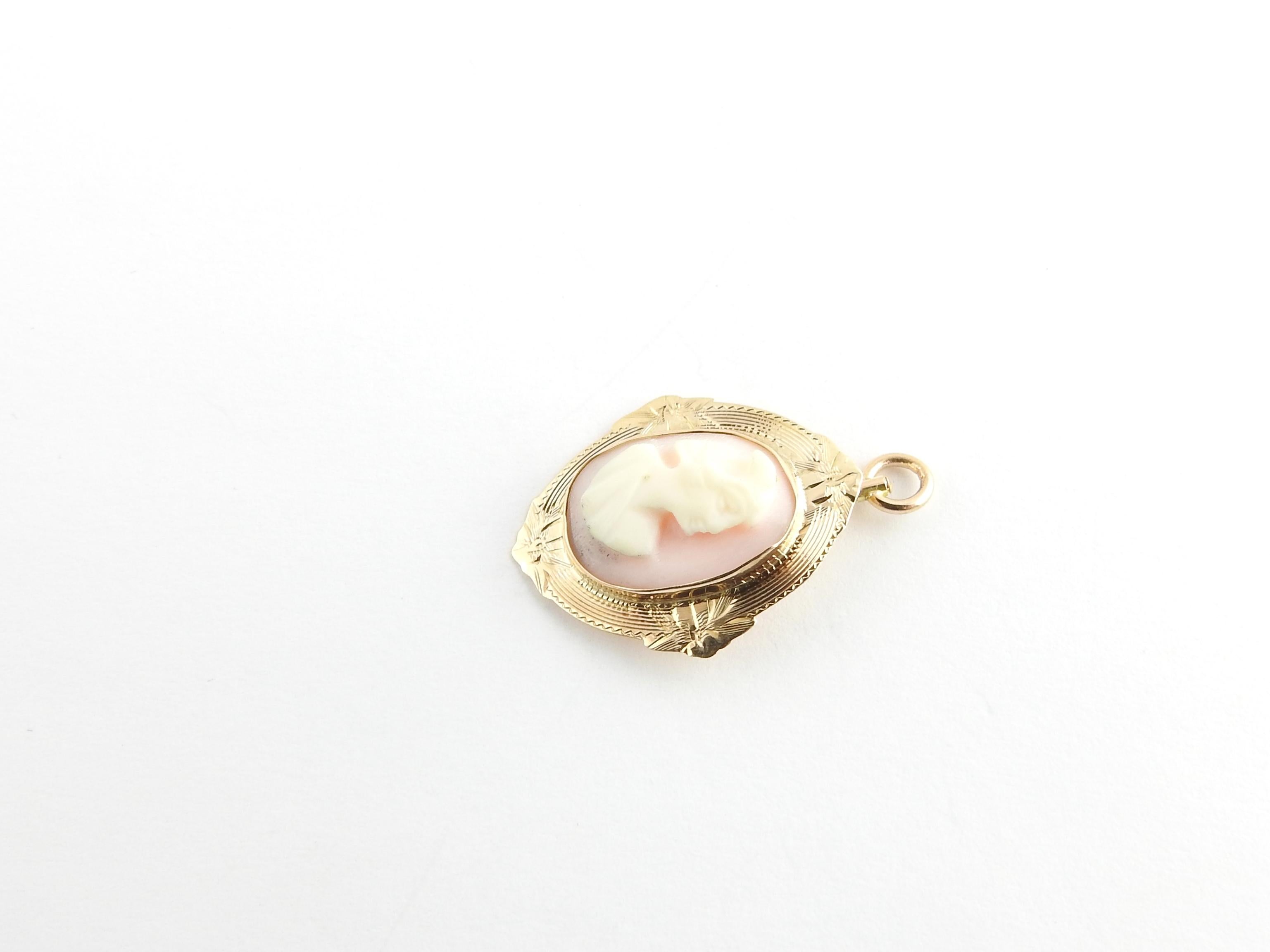 Vintage 14 Karat Yellow Gold Pink Cameo Pendant

This lovely pink cameo features a lovely lady in profile set in beautifully detailed 14K yellow gold.

Size: 25 mm x 17 mm

Weight: 0.9 dwt. / 1.5 gr.

Acid tested for 14K gold.

Very good condition,