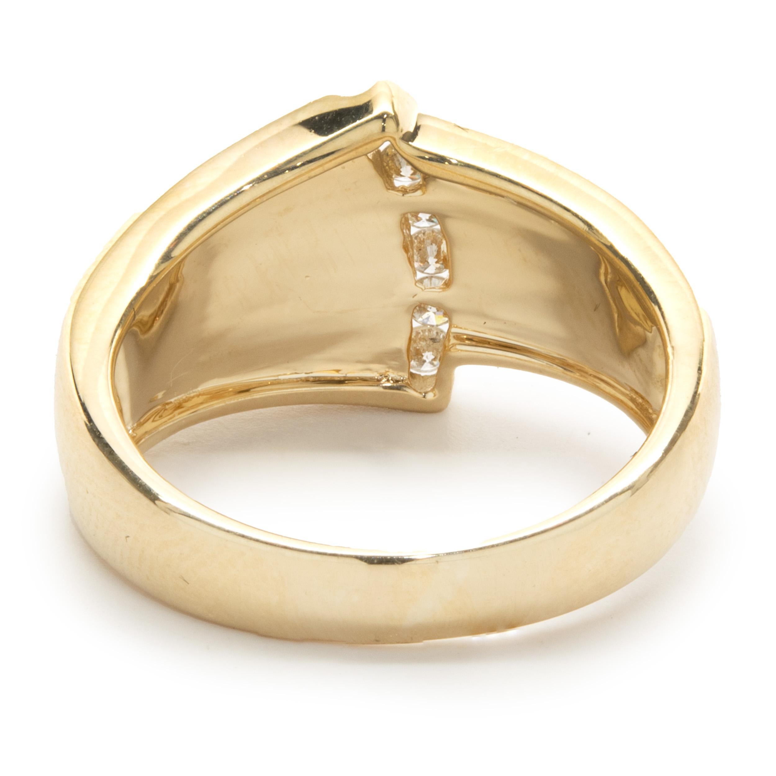 Ring aus 14 Karat Gelbgold mit rosa Perlmutt-Intarsien und Diamanten (Rundschliff)