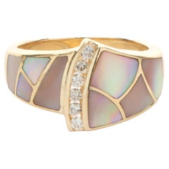 Ring aus 14 Karat Gelbgold mit rosa Perlmutt-Intarsien und Diamanten
