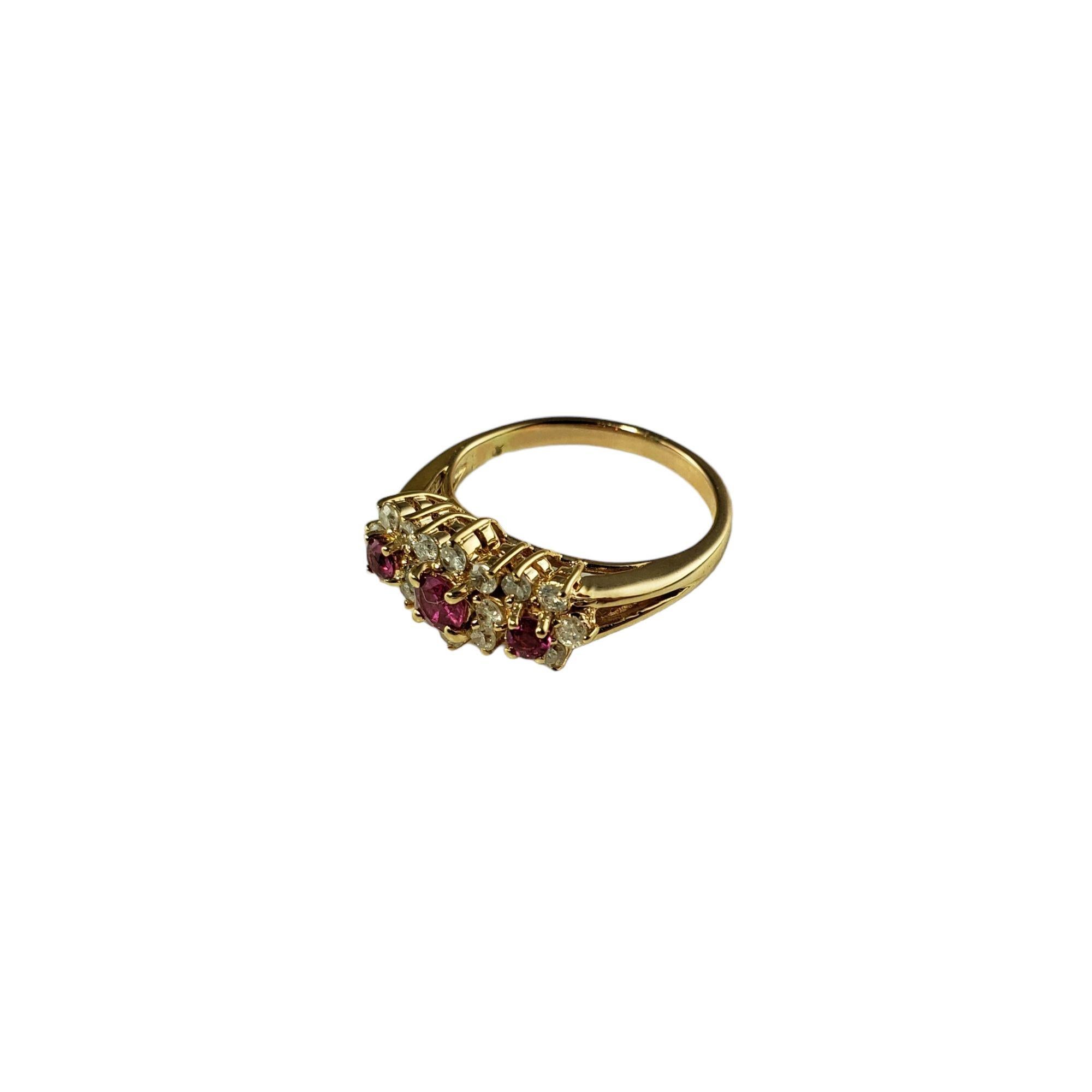 Vintage 14 Karat Gelbgold rosa Saphir und Diamant-Ring Größe 5,25 JAGi zertifiziert-

Dieser elegante Ring ist mit drei runden rosafarbenen Saphiren und 18 runden Diamanten im Brillantschliff in klassischem 14-karätigem Gelbgold gefasst. Breite: 7