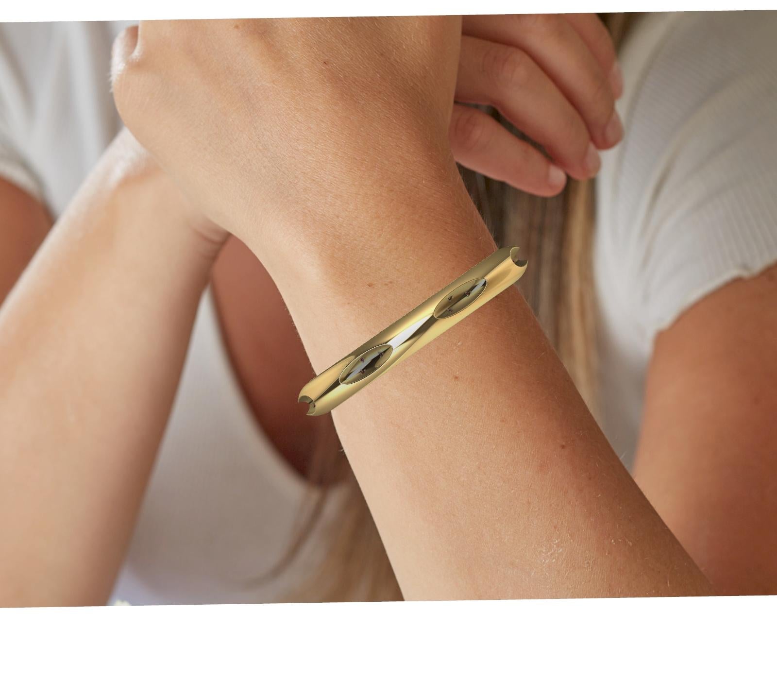 Bracelet jonc ovale en or jaune 14 carats avec 7 saphirs roses Pour femmes en vente