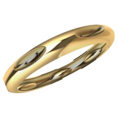 Bracelet jonc ovale en or jaune 14 carats avec 7 saphirs roses