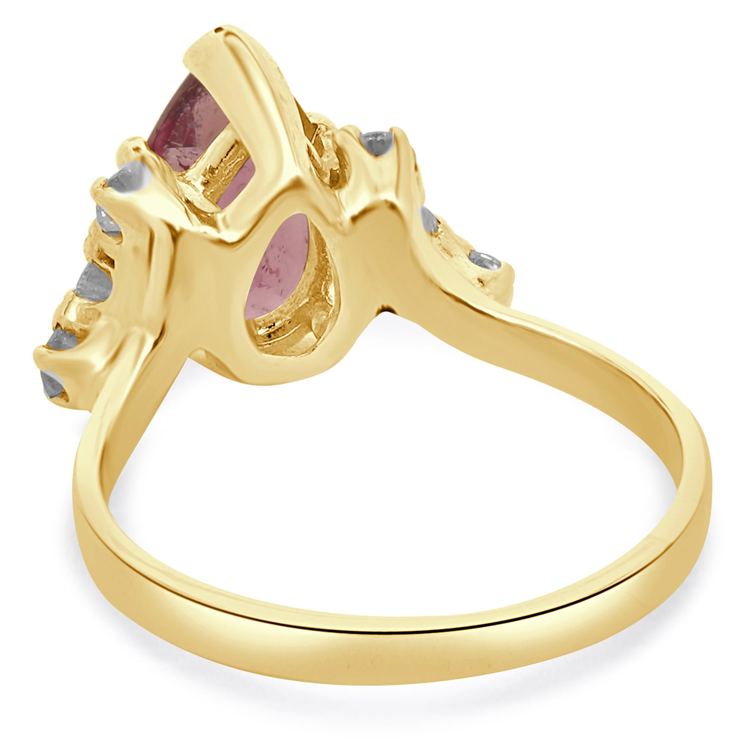 Taglio a goccia Anello in oro giallo 14 carati con tormalina rosa e diamanti in vendita