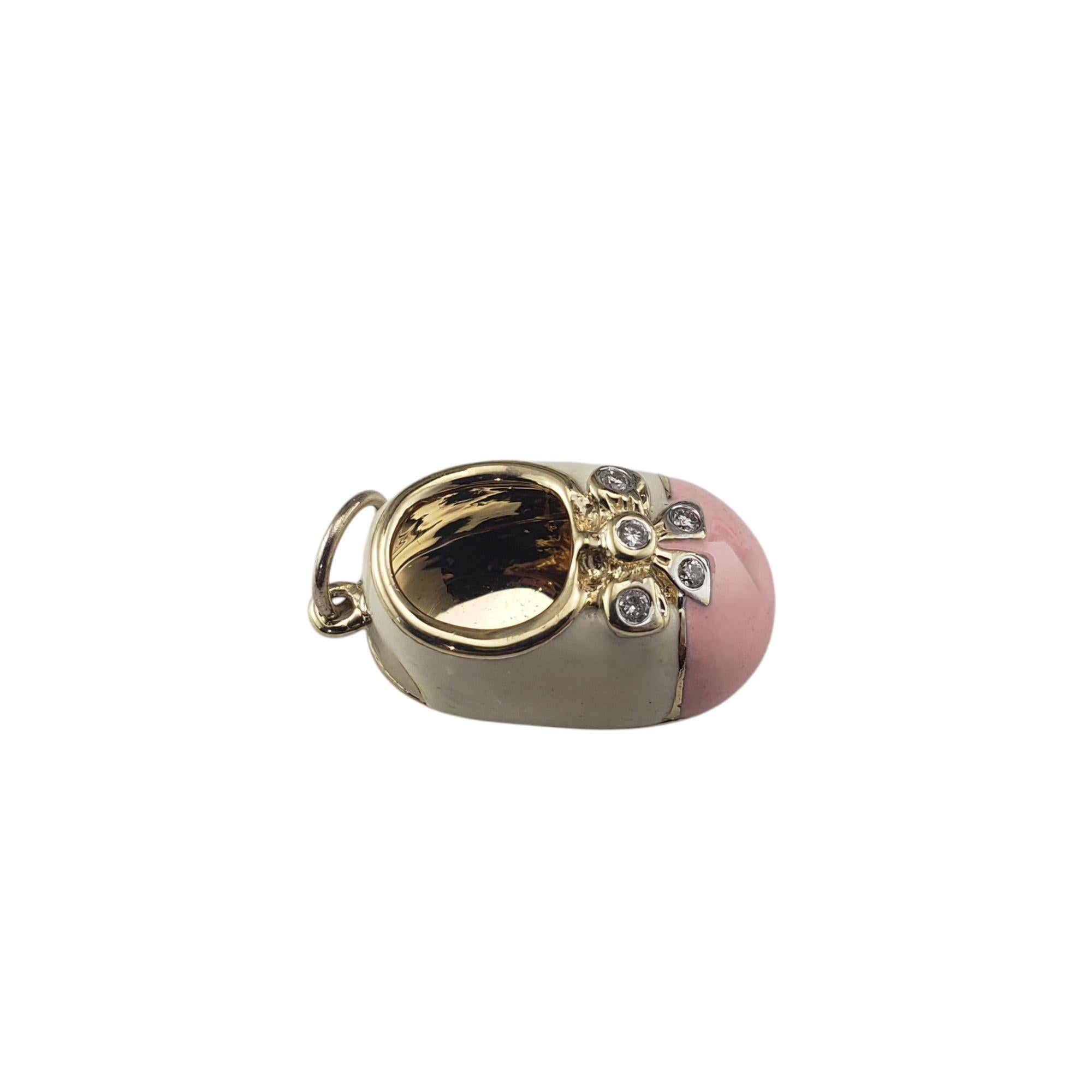 Charm en or jaune 14 carats, émail et diamant pour chaussures de bébé-

Cette adorable breloque de chaussure de bébé est fabriquée en or jaune 14 carats et recouverte d'émail rose et blanc pour une finition douce et délicate. Un nœud étincelant