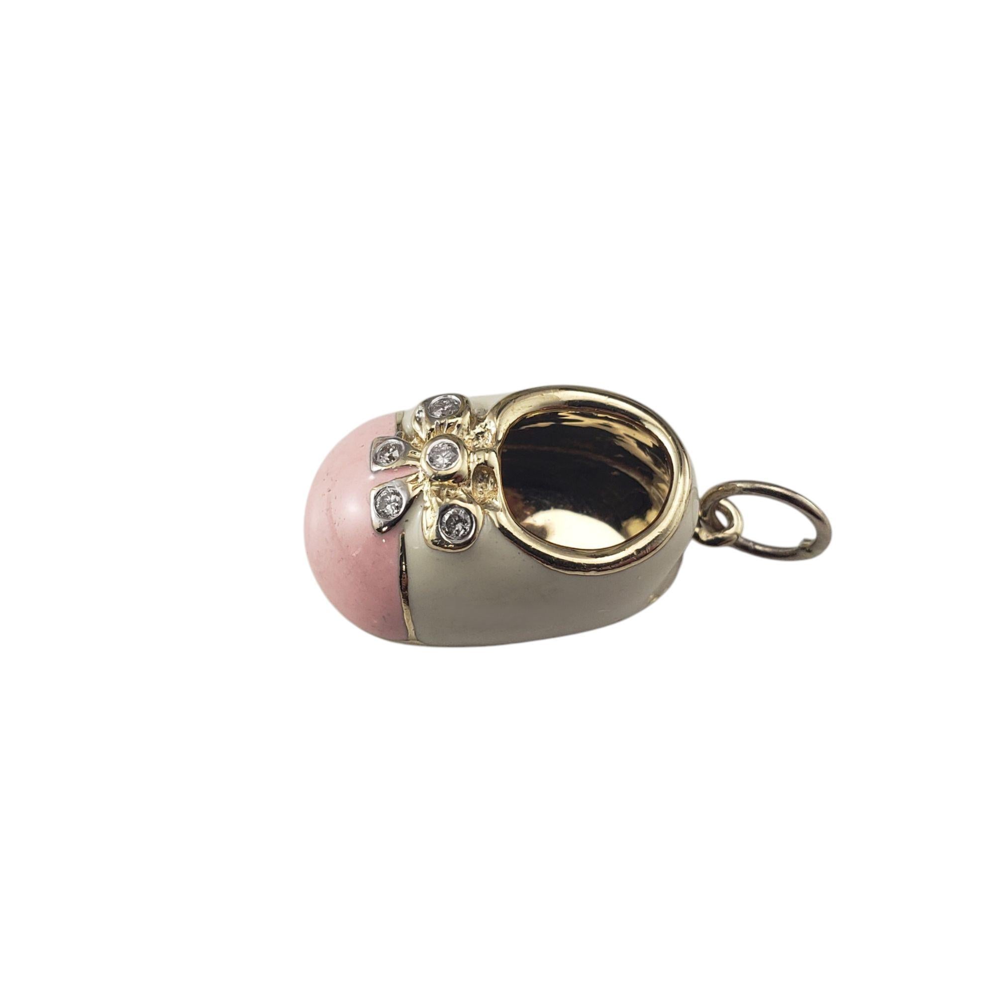 Taille brillant Breloque chaussure pour bébé en or jaune 14 carats, émail rose et blanc et diamants n° 21408 en vente