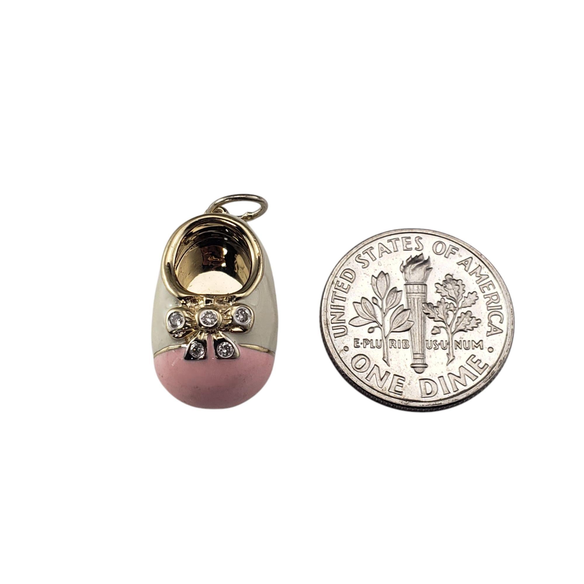 Breloque chaussure pour bébé en or jaune 14 carats, émail rose et blanc et diamants n° 21408 en vente 1