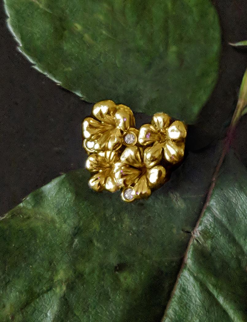 Fourteen Karat Yellow Gold Plum Clip-On Earrings with Diamonds and Black Pearls In New Condition For Sale In Berlin, DE