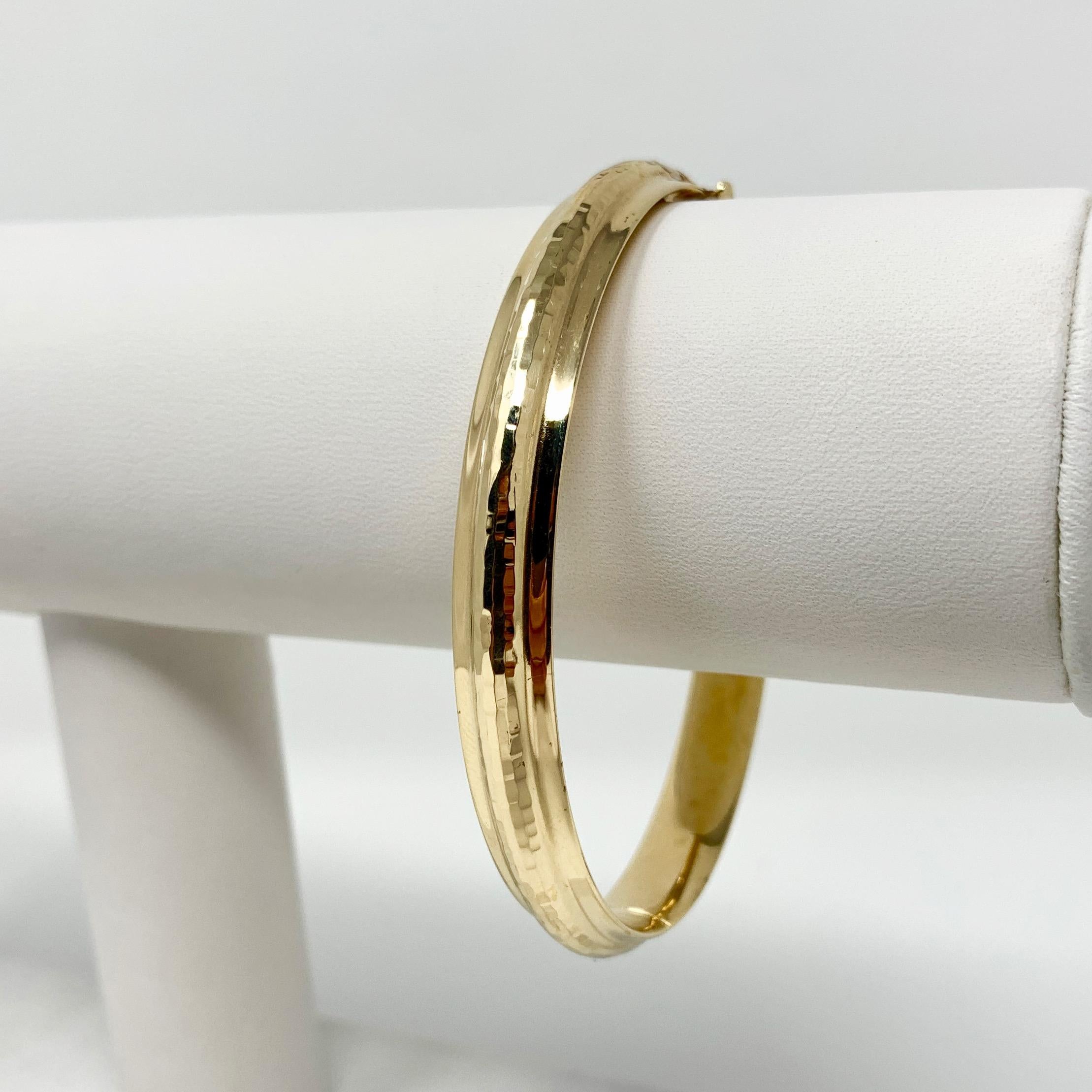 14 Karat Yellow Gold Polished Hammered Texture Bangle Bracelet In Good Condition In Guilford, CT