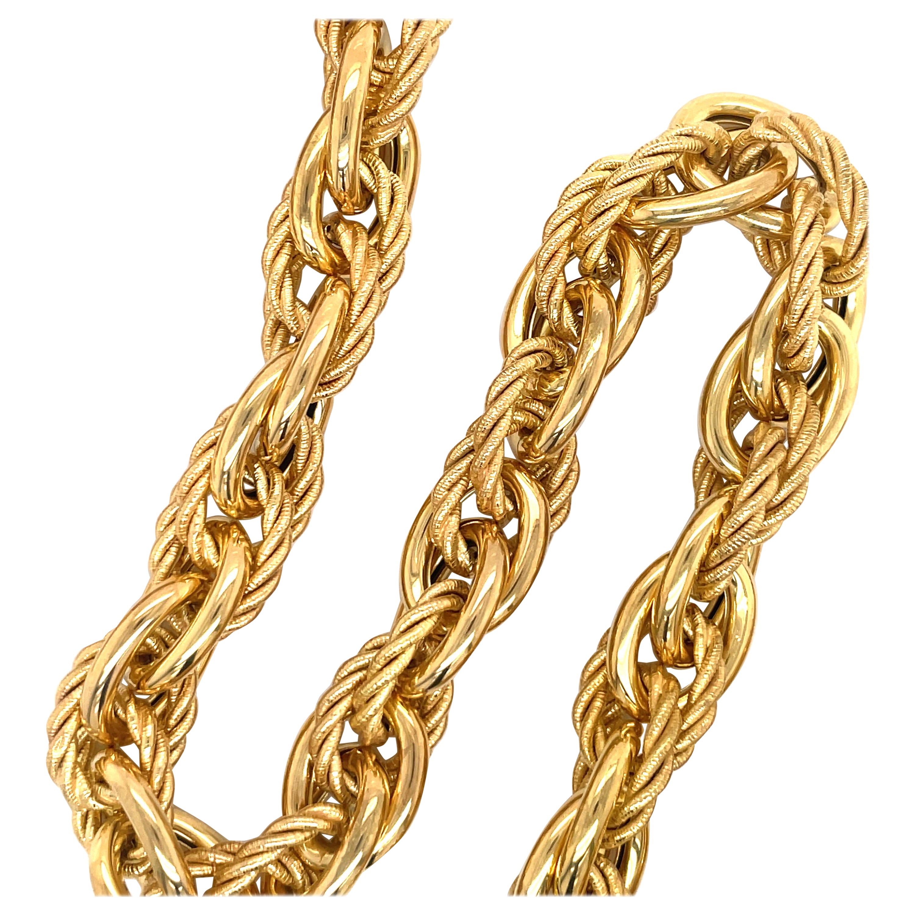 Collar de oro amarillo de 14 quilates con 18 eslabones dobles pulidos y 17 eslabones dobles con motivo de cuerda que pesa 53,5 gramos.
Fabricado en Italia