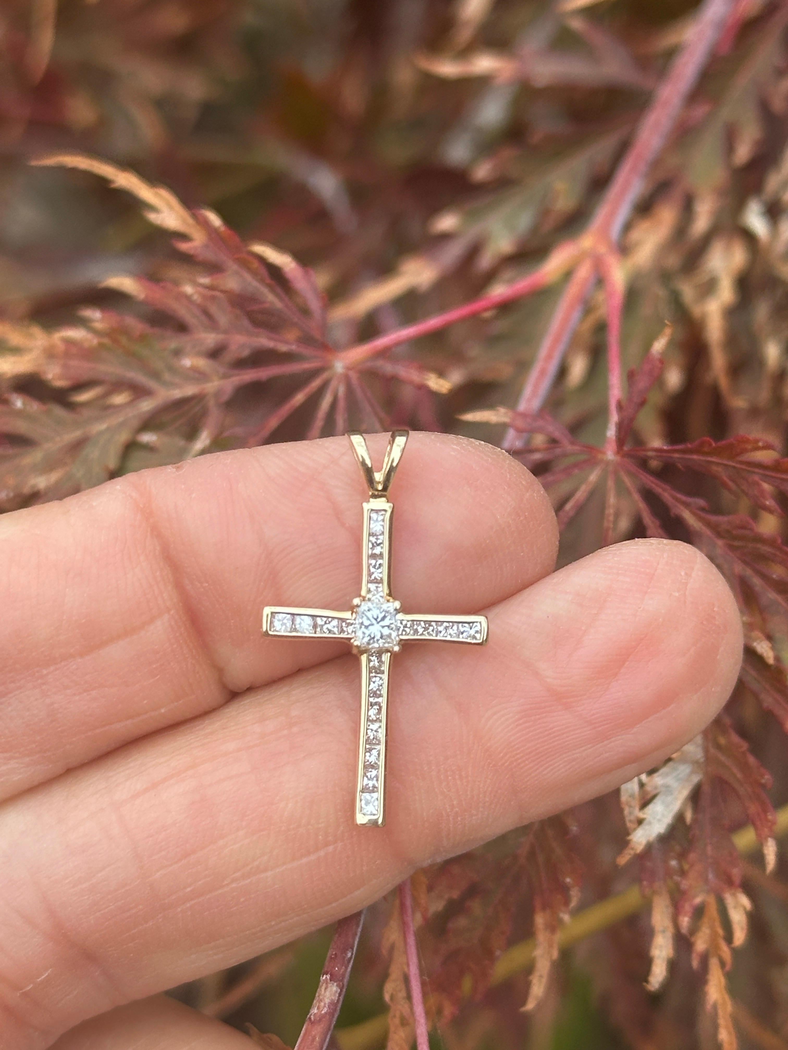 Croce a canale in oro giallo 14 carati con diamante Princess da 0,95 carati, lunghezza 1,5