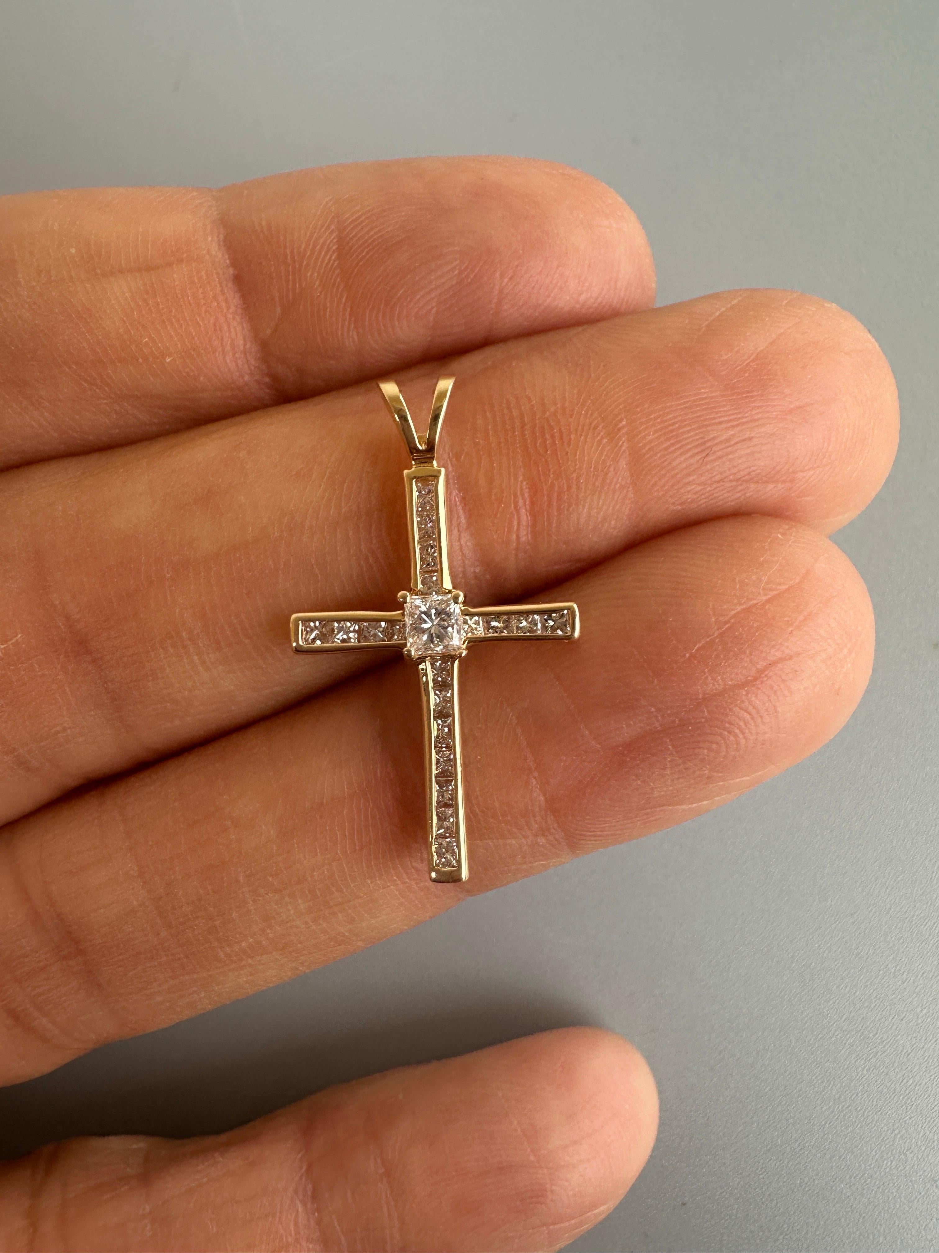 Contemporaneo Croce a canale in oro giallo 14 carati con diamante Princess da 0,95 carati, lunghezza 1,5