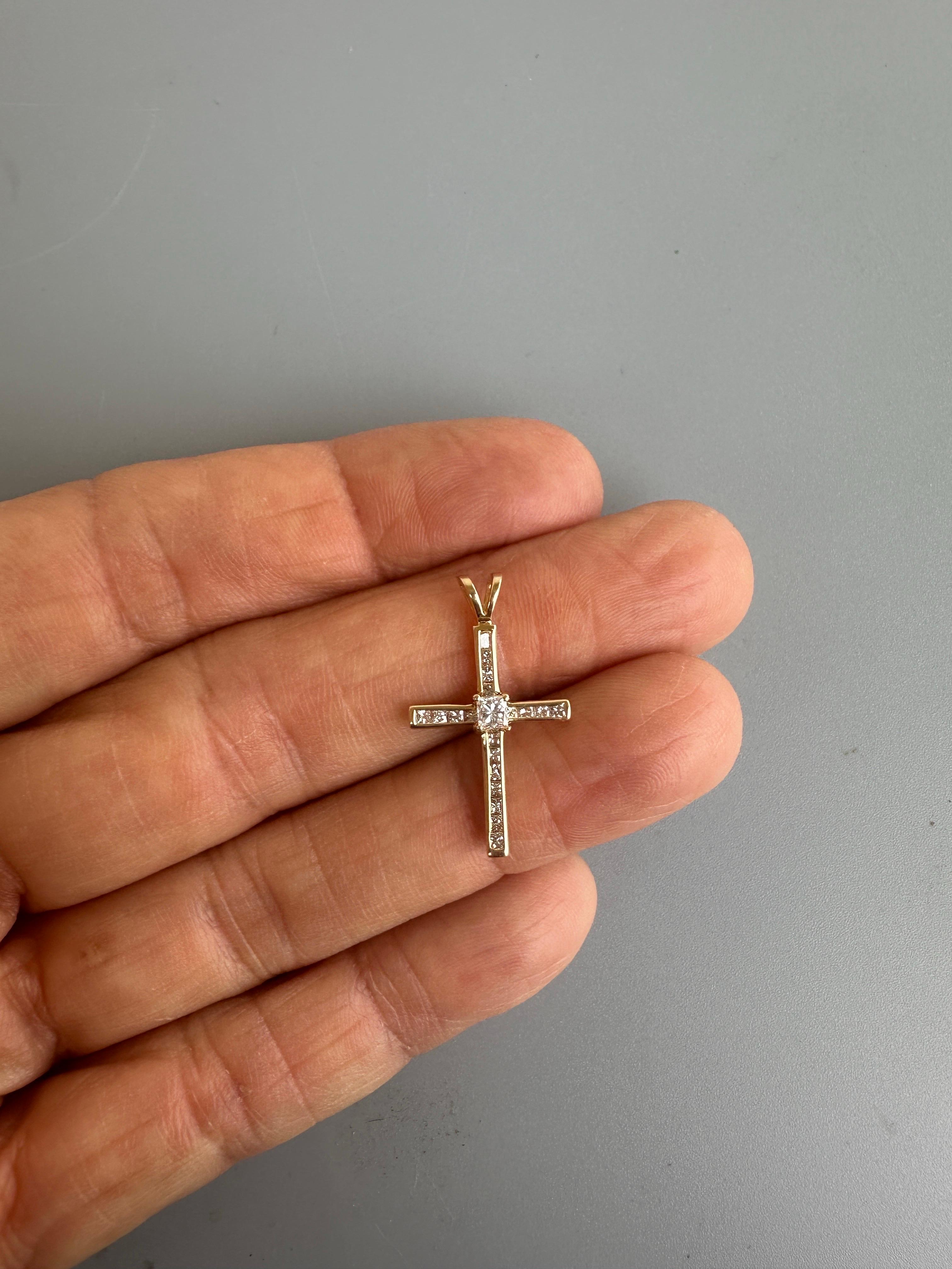 da uomo o donna Croce a canale in oro giallo 14 carati con diamante Princess da 0,95 carati, lunghezza 1,5