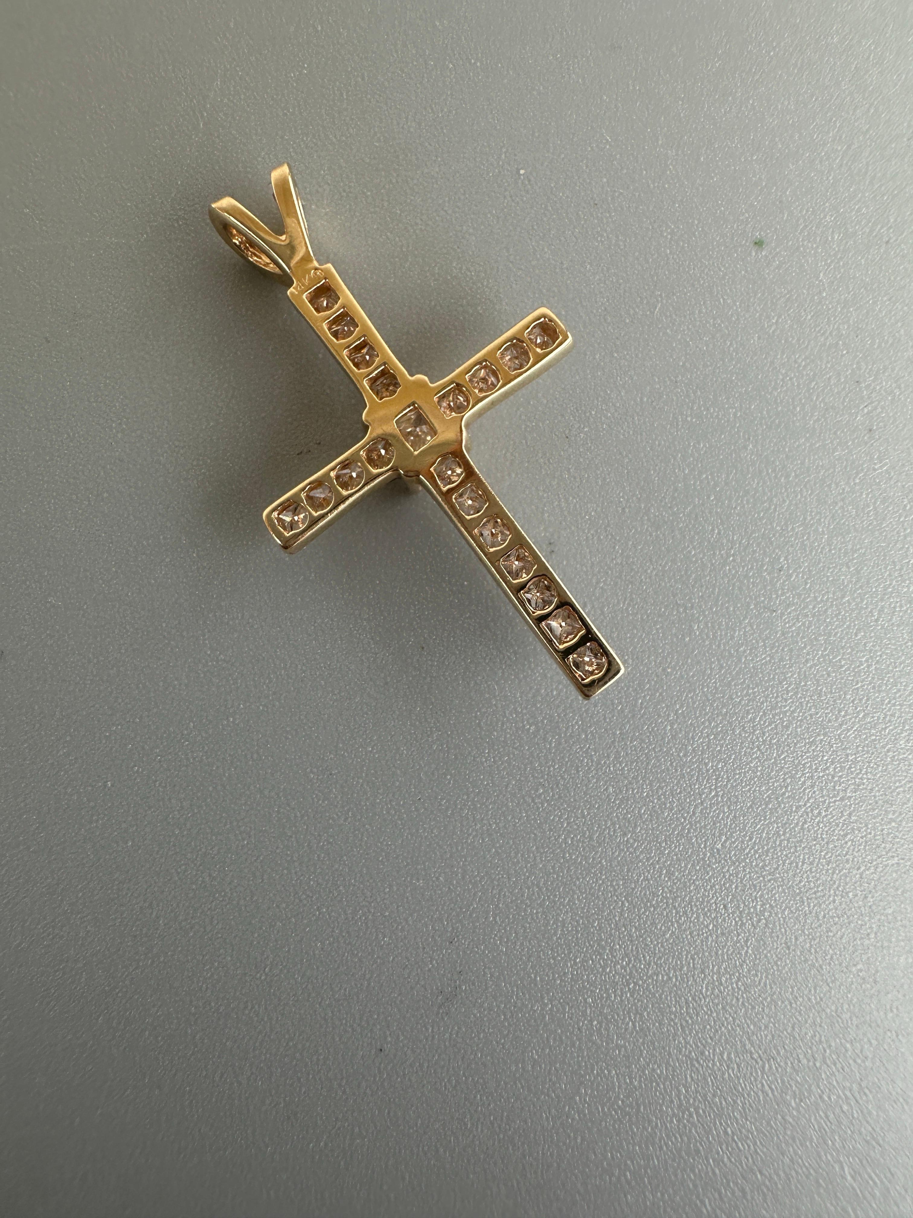 Croce a canale in oro giallo 14 carati con diamante Princess da 0,95 carati, lunghezza 1,5