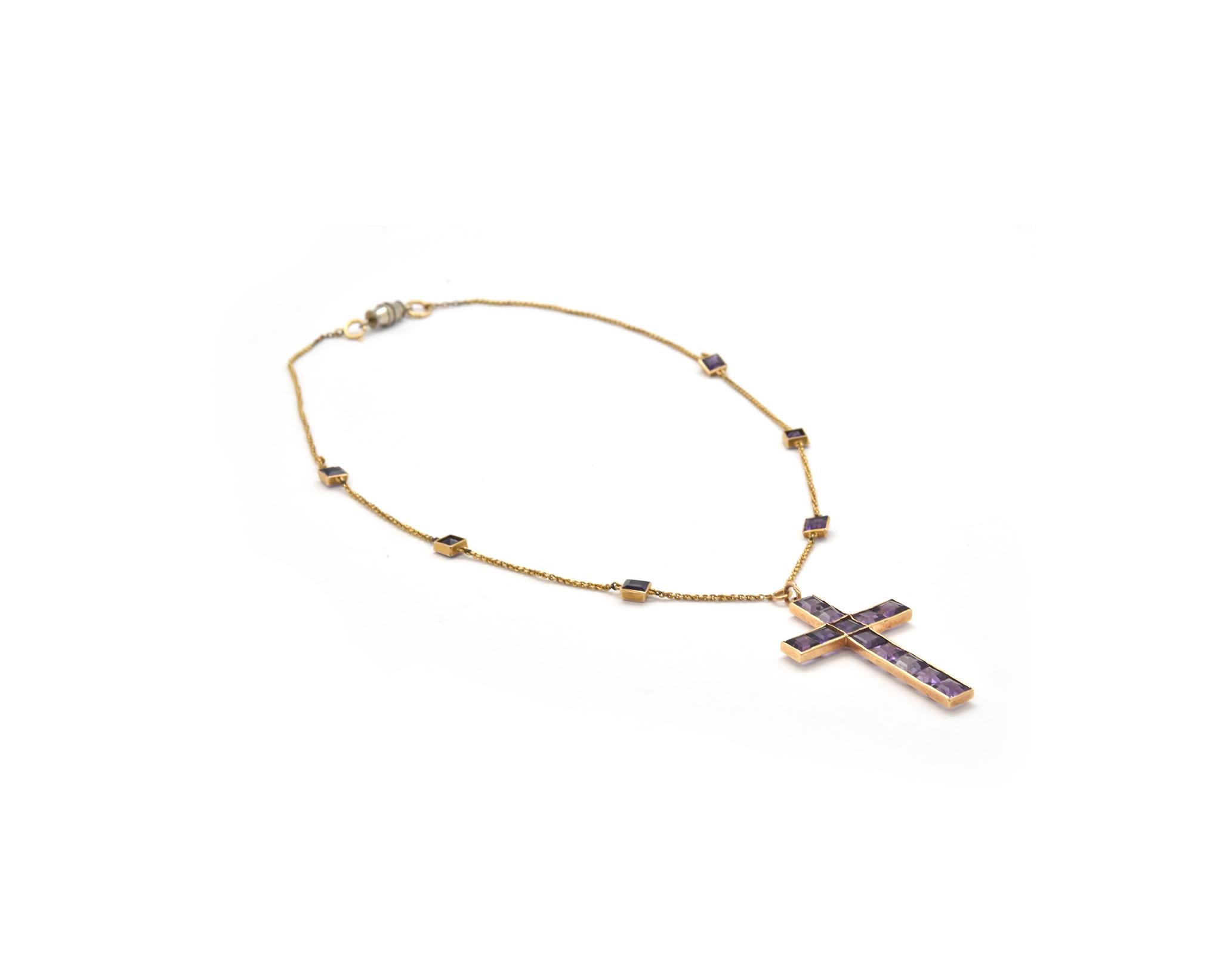 Das sensationelle Amethyst-Kreuz ist mit Amethysten im Prinzess-Schliff besetzt und mit 14k Gelbgold gestaltet. Jeder Amethyst im Prinzess-Schliff misst 4,97x4,97mm. Das Kreuz misst 41x25mm und hat einen Bügel an der Spitze, der an einer