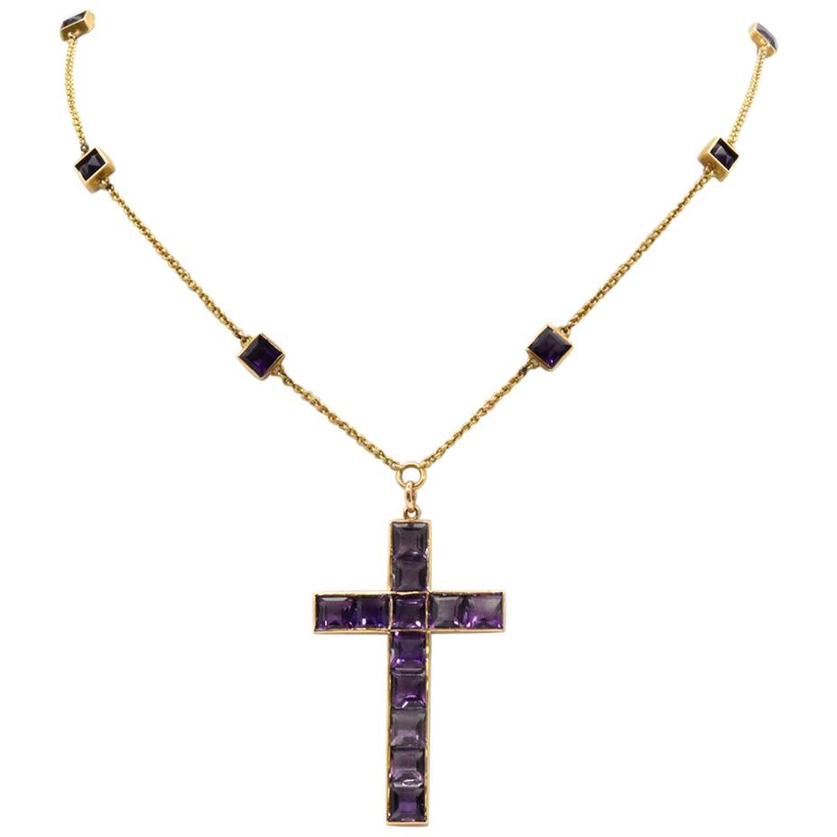 Croix d'améthyste taille princesse en or jaune 14 carats sur collier en or jaune en vente