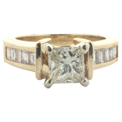 Anello di fidanzamento con diamante taglio principessa in oro giallo 14 carati