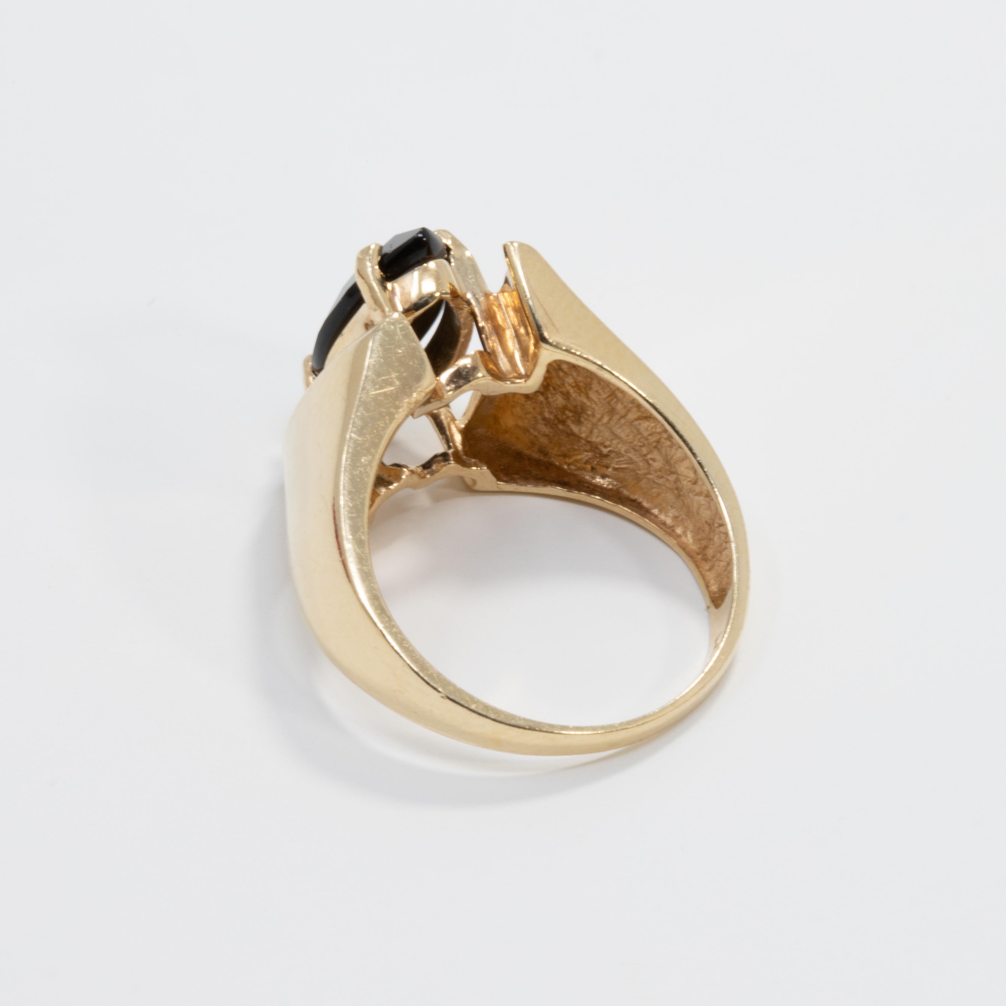 14 Karat Yellow Gold Prong Set Onyx Asymmetrical Cocktail Ring In Good Condition For Sale In Milford, DE