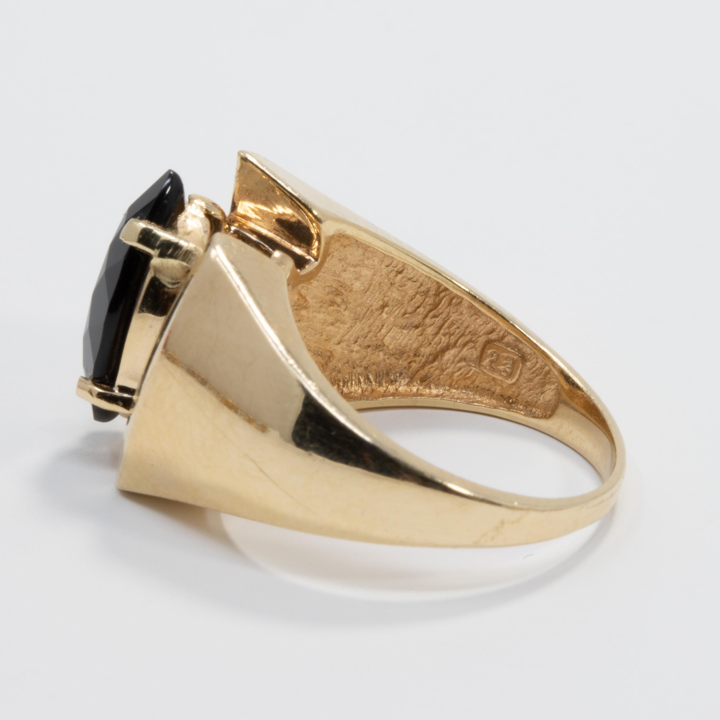14 Karat Yellow Gold Prong Set Onyx Asymmetrical Cocktail Ring For Sale 2